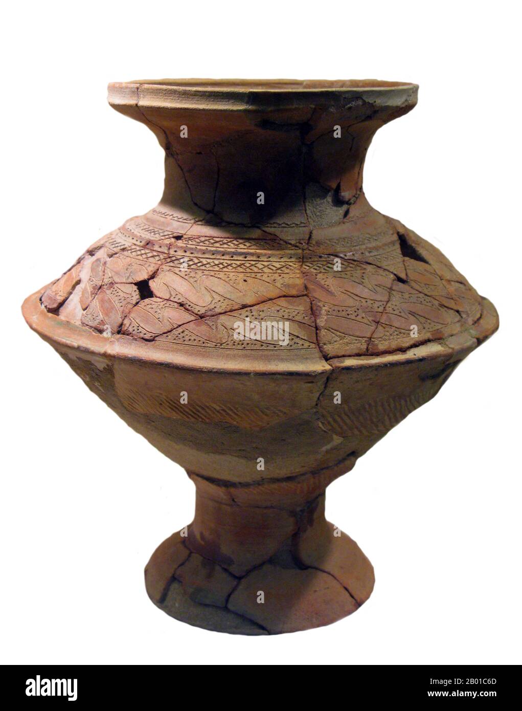 Vietnam: Vaso di ceramica, SA Huynh Culture, c.. 1000 BCE - 200 CE. La cultura di SA Huỳnh (vietnamita: Văn Hóa SA Huỳnh) era una cultura del Vietnam centrale e meridionale che fiorì tra il 1000 BCE e 200 CE. Siti archeologici della cultura sono stati scoperti dal Delta del Mekong a sud della regione di Tonkin. I SA Huynh erano molto probabilmente i predecessori del popolo Cham, i fondatori del regno di Champa. Il sito di SA Huynh è stato scoperto nel 1909. I siti di SA Huynh erano ricchi di manufatti di ferro lavorati localmente, caratterizzati da assi, spade, teste di punta, coltelli e falce. Foto Stock