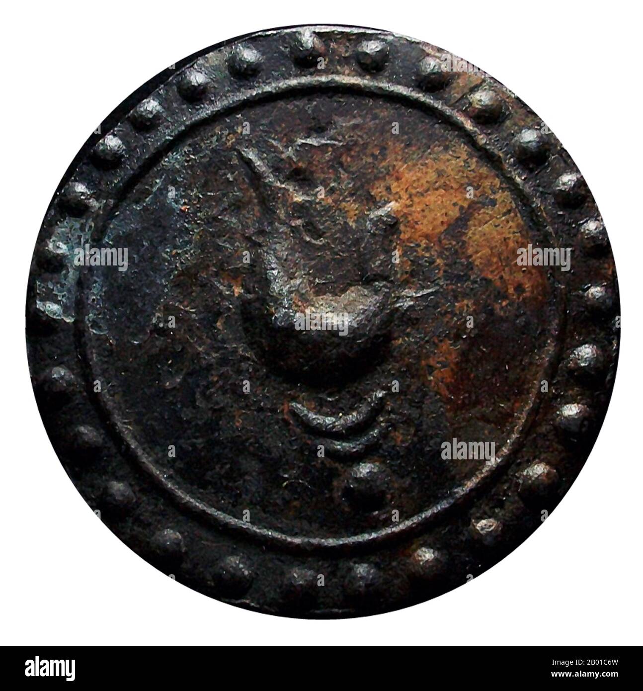 Vietnam/Cambogia: Moneta del Regno di Funan/Phù Nam, c.. 100-550 CE. Funan, Phù Nam in vietnamita, era il nome cinese di un antico regno situato intorno al delta del Mekong del Vietnam meridionale. Il nome si trova nei testi storici cinesi che descrivono il regno, e le sue descrizioni più estese sono in gran parte basate sul rapporto di due diplomatici cinesi che rappresentano il regno di Wu di Nanjing che soggiornarono a Funan a metà del 3rd ° secolo d.C.; Tuttavia, il nome 'Funan' non si trova in alcun testo di origine locale, e non è noto quale nome le popolazioni locali hanno dato al loro paese. Foto Stock Vietnam/Cambogia: Moneta del Regno di Funan/Phù Nam, c.. 100-550 CE. Funan, Phù Nam in vietnamita, era il nome cinese di un antico regno situato intorno al delta del Mekong del Vietnam meridionale. Il nome si trova nei testi storici cinesi che descrivono il regno, e le sue descrizioni più estese sono in gran parte basate sul rapporto di due diplomatici cinesi che rappresentano il regno di Wu di Nanjing che soggiornarono a Funan a metà del 3rd ° secolo d.C.; Tuttavia, il nome 'Funan' non si trova in alcun testo di origine locale, e non è noto quale nome le popolazioni locali hanno dato al loro paese. Foto Stock