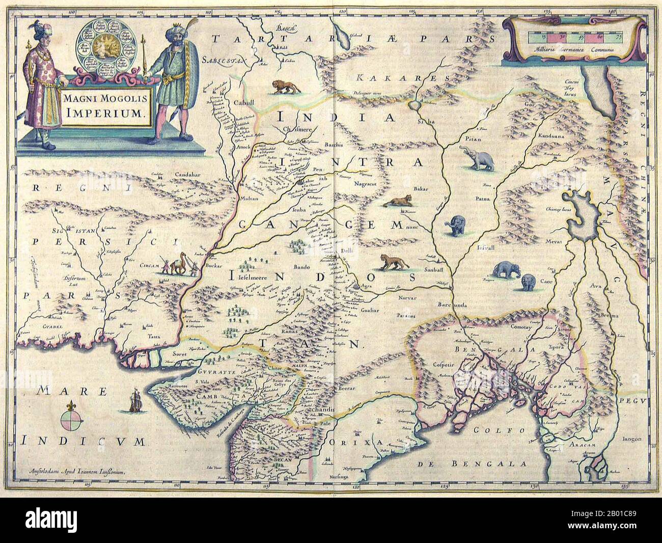 Asia: 'Magni Mogolis Imperium' o 'il Grande Impero Moghul'. Mappa di Willem Blaeu (1571-1638) & Joan Blaeu (1596-1673), Amsterdam, 1648 Una celebre ed elegante mappa di Willem e Joan Blaeu dell'Impero Moghul. La mappa mostra le Gange, Bengala, Delhi, Lahor, Cashmere & Kabul; le decorazioni includono una cartouche ornata, galeoni, elefanti e cammelli. Di particolare interesse, ad est dell'Impero Moghul lo specioso 'Chiamay Lacus' o 'Lago Chiang mai' è particolarmente grande ed è rappresentato come la fonte di cinque fiumi principali che si svuotano nella baia del Bengala e nel Mar Cinese Meridionale. Foto Stock