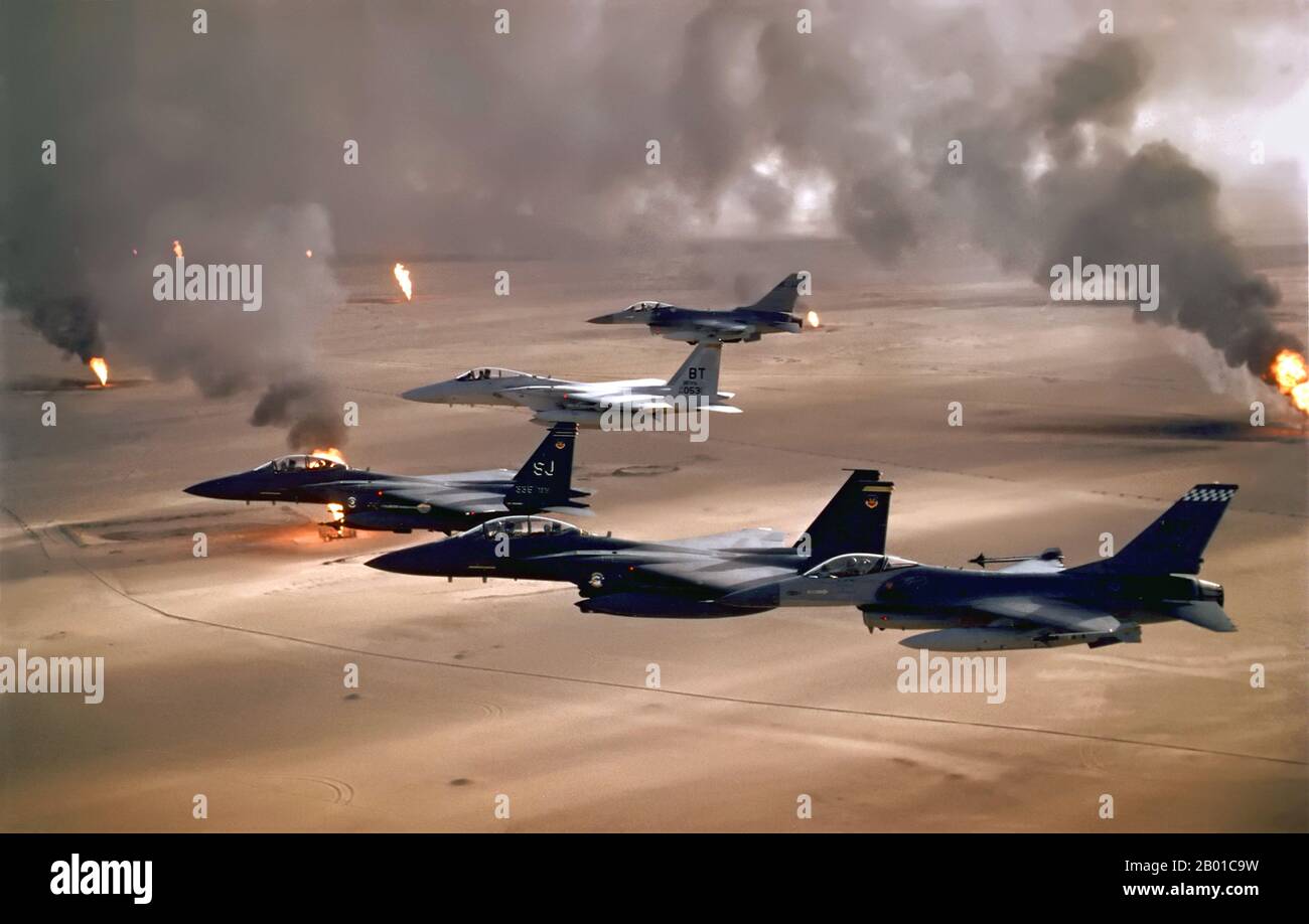 Kuwait/USA: Gli aerei USAF sorvolano gli incendi petroliferi del Kuwait, Operation Desert Storm, 1991. Gli aerei USAF della 4th Fighter Wing (F-16, F-15C e F-15E) sorvolano gli incendi petroliferi del Kuwait, impostati dall'esercito iracheno in ritirata durante l'operazione Desert Storm nel 1991. La guerra del Golfo Persica (2 agosto 1990 - 28 febbraio 1991), comunemente chiamata semplicemente guerra del Golfo, fu una guerra condotta da una forza di coalizione autorizzata dalle Nazioni Unite da trentaquattro nazioni guidate dagli Stati Uniti, contro l'Iraq in risposta all'invasione e all'annessione dello Stato del Kuwait da parte dell'Iraq. Questa guerra è comunemente nota come operazione Desert Storm. Foto Stock