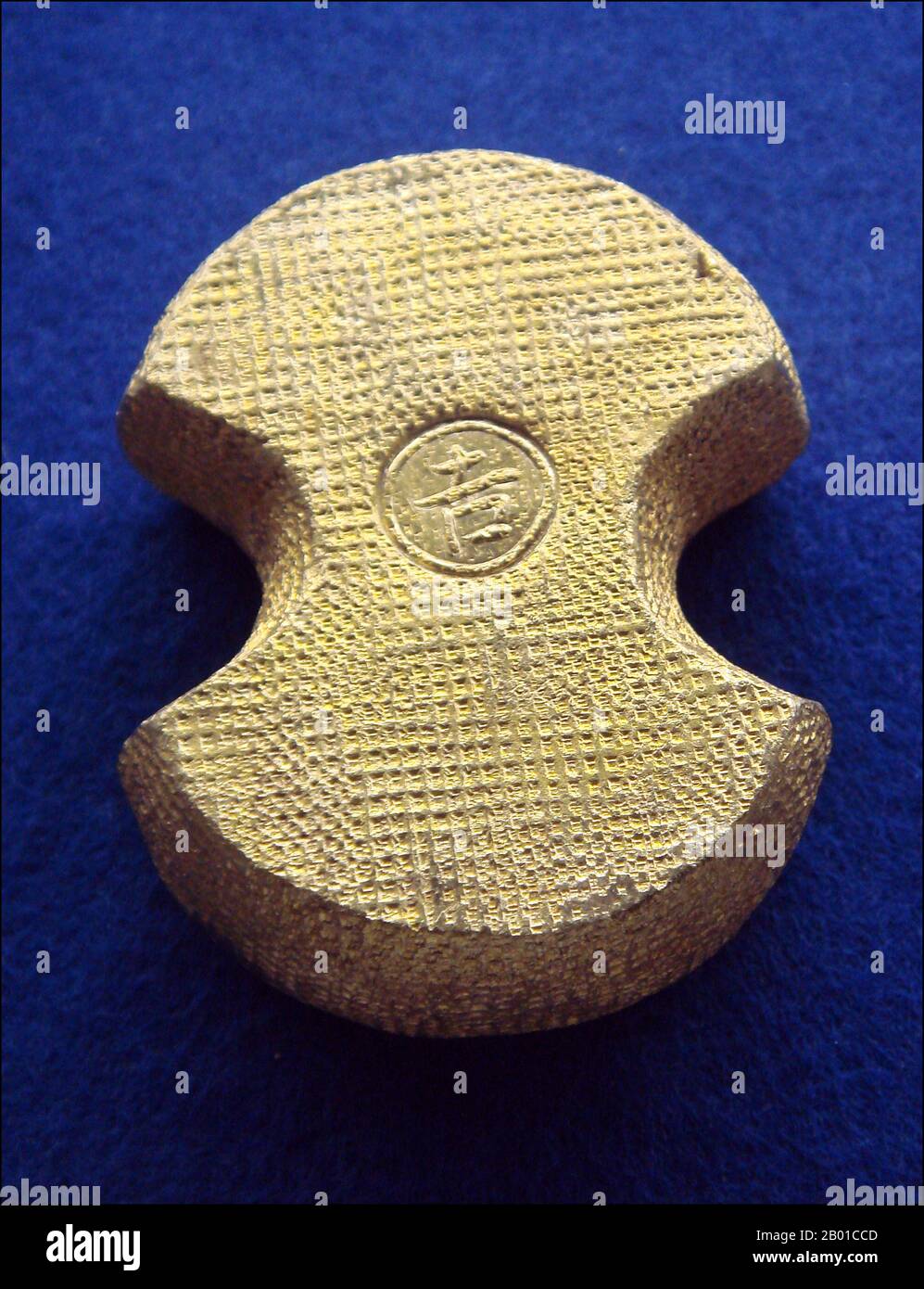 Giappone: Moneta d'oro 'Kobundo' del periodo Tokugawa. Photo by PHGCOM (licenza CC BY-SA 3,0). Dal 16th ° secolo, le valute locali hanno cominciato ad essere fatte in Giappone, con la coniatura di monete locali, a volte in oro. Il clan Takeda di Kōshū coniò monete d'oro che furono successivamente adottate dallo Shogunato Tokugawa. Hideyoshi unificò il Giappone, e centralizzò quindi la maggior parte delle coniazioni di monete d'argento e d'oro di grande taglio, mettendo effettivamente in atto la base di un sistema monetario unificato. Sviluppò la grande piastra di Ōban, chiamata anche Tenshō Ōban, nel 1588, un predecessore della moneta d'oro Tokugawa. Foto Stock