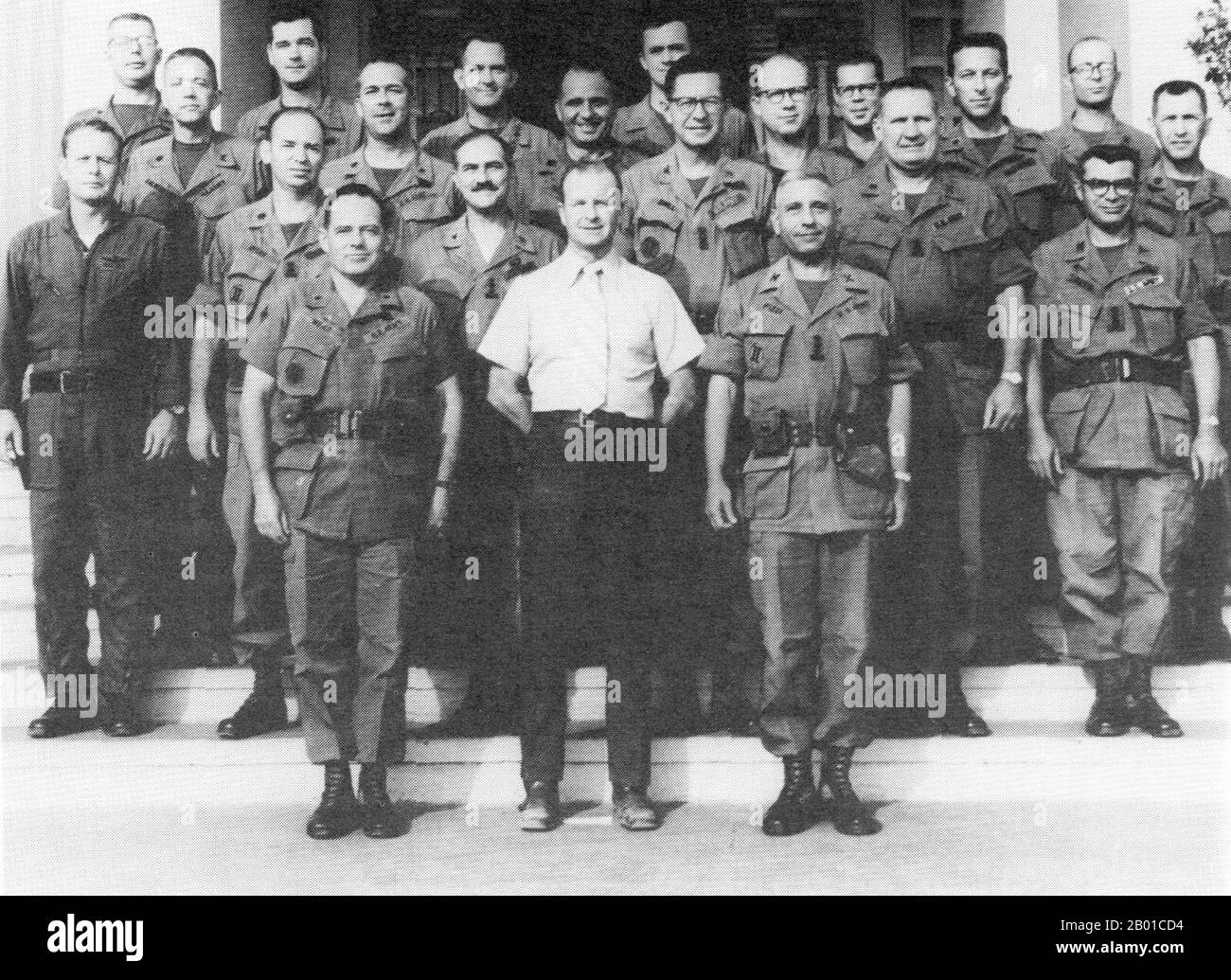 Vietnam: John Paul Vann (2 luglio 1924 - 9 giugno 1972) e il suo staff presso la sede centrale di PLEIKU, c. 1970 John Paul Vann era un tenente colonnello dell'esercito degli Stati Uniti, in seguito in pensione, che divenne noto per il suo ruolo nella guerra del Vietnam, specialmente negli altipiani centrali e intorno a Kontum. Anche se un civile, quando la guerra del Vietnam raggiunse il suo Zenit, tornò al servizio attivo sotto gli auspici dell'Agenzia degli Stati Uniti per lo sviluppo Internazionale, diventando il primo civile a comandare truppe in combattimento regolare lì. Vann morì in un incidente in elicottero nelle Highlands centrali. Foto Stock