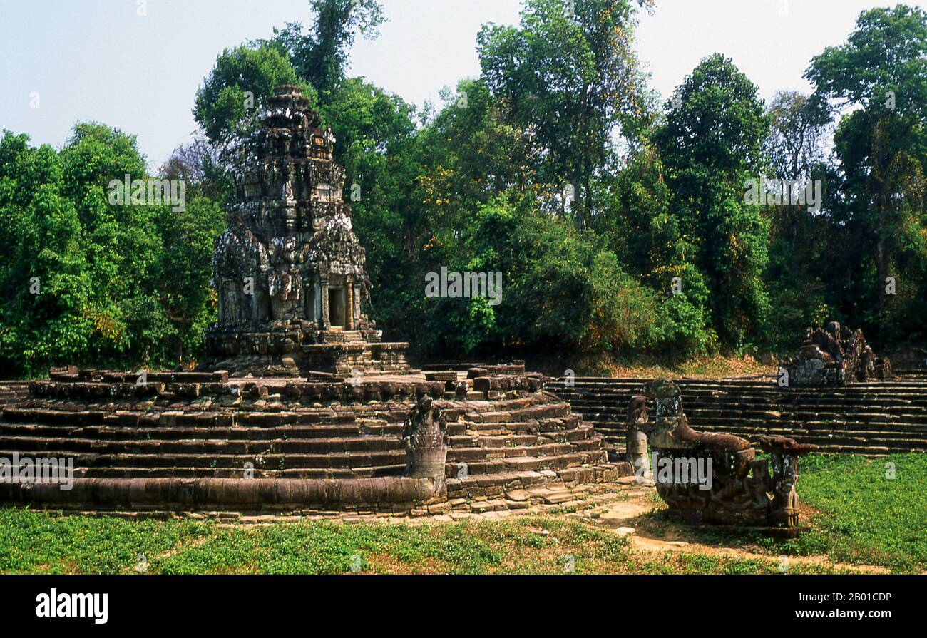 Cambogia: Neak Pean durante la stagione secca, l'isola centrale di fronte a una statua di Balaha (Bodhisattva Guanyin trasformato in un cavallo), Angkor. Neak Pean (i serpenti intrecciati) è un'isola artificiale con un tempio buddista su un'isola circolare in Preah Khan Baray costruita durante il regno del re Jayavarman VII Un baray è un corpo artificiale di acqua. La piscina centrale rappresenta il Lago Himalayano Anavatapta, situato sulla sommità dell'universo, che si credeva nascesse i quattro grandi fiumi del mondo. Questi fiumi sono rappresentati a Neak Pean da quattro teste gargoyle-like. Foto Stock