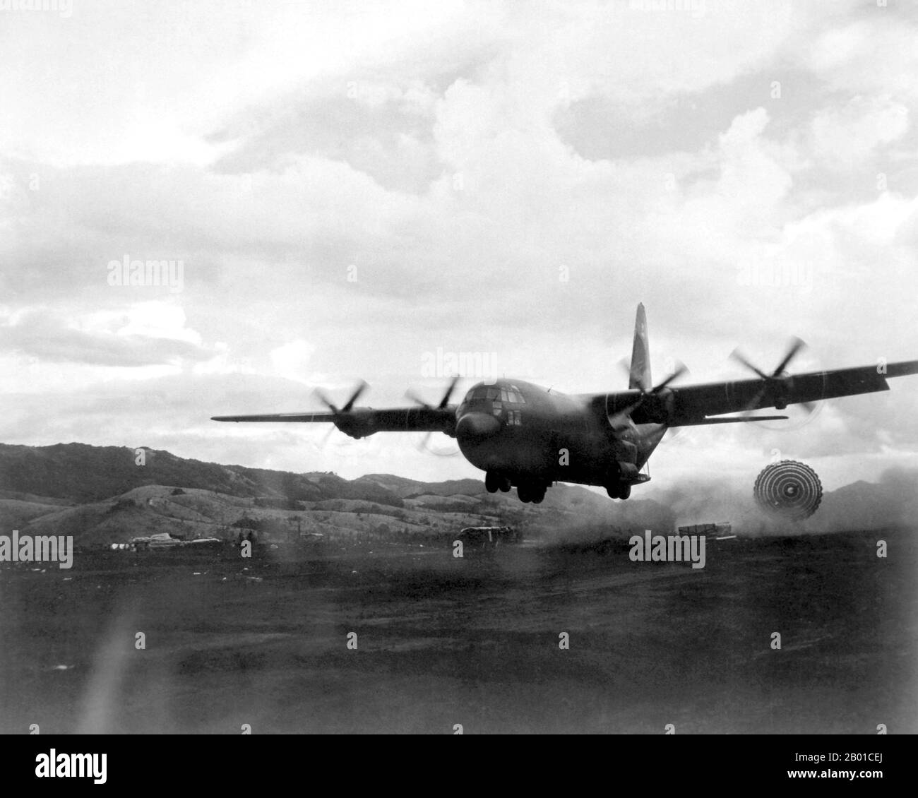 Vietnam: Un aereo delle forze aeree statunitensi C-130b Hercules passa in basso su una zona di caduta nel Vietnam del Sud per consegnare un pallet di forniture alle forze di terra in un'area in avanti, mescolando la polvere, gennaio 1967. La seconda guerra indochina, conosciuta in America come la guerra del Vietnam, fu un conflitto militare dell'epoca della guerra fredda che si verificò in Vietnam, Laos e Cambogia dal 1 novembre 1955 alla caduta di Saigon il 30 aprile 1975. Questa guerra seguì la prima Guerra d'Indocina e fu combattuta tra il Vietnam del Nord, sostenuto dai suoi alleati comunisti, e il governo del Vietnam del Sud, sostenuto dagli Stati Uniti Foto Stock