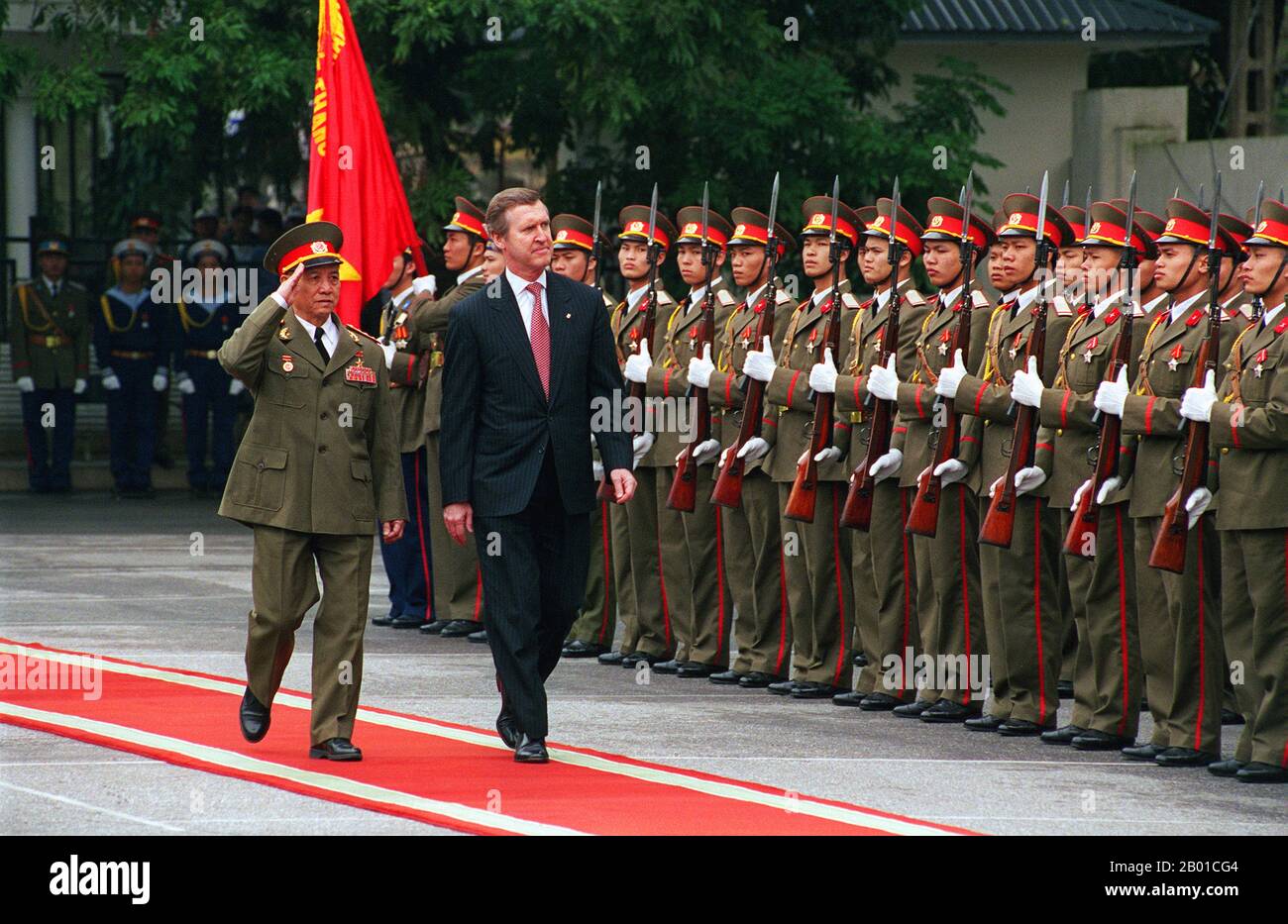 Vietnam: Il Ministro della Difesa vietnamita Lt. Gen. Pham Van tra con il Segretario della Difesa statunitense William S. Cohen, Hanoi. Foto di Helence C. Stikkel (pubblico dominio), 13 marzo 2000. Il Ministro della Difesa vietnamita, il tenente Generale Pham Van tra (a sinistra), accompagna il Segretario della Difesa William S. Cohen (a destra) mentre ispeziona le truppe durante una cerimonia di onori delle forze armate presso il Ministero della Difesa Guest House ad Hanoi, Vietnam. Cohen è stato il primo segretario della difesa statunitense a visitare il Vietnam dalla fine della guerra del Vietnam nel 1975. Foto Stock