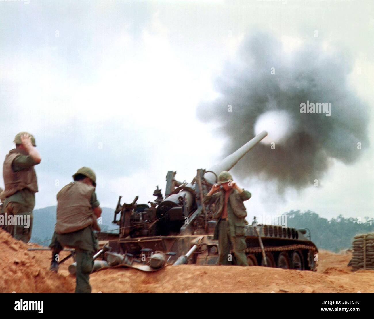 Vietnam: US Army Gunners della artiglieria del 83rd che spara una pistola semovente del M107 175mm, 1968. La seconda guerra indochina, conosciuta in America come la guerra del Vietnam, fu un conflitto militare dell'epoca della guerra fredda che si verificò in Vietnam, Laos e Cambogia dal 1 novembre 1955 alla caduta di Saigon il 30 aprile 1975. Questa guerra seguì la prima Guerra d'Indocina e fu combattuta tra il Vietnam del Nord, sostenuto dai suoi alleati comunisti, e il governo del Vietnam del Sud, sostenuto dagli Stati Uniti e da altre nazioni anticomuniste. Il governo degli Stati Uniti considerava il coinvolgimento nella guerra come un modo per impedire un'acquisizione comunista. Foto Stock