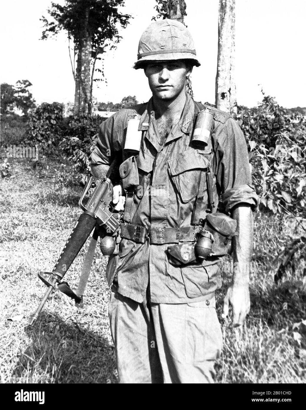 Vietnam: 1st LT Thomas K. Holland, D Troop, 1st Squadron, 9th Cavallery Division, c. 1966. La seconda guerra indochina, conosciuta in America come la guerra del Vietnam, fu un conflitto militare dell'epoca della guerra fredda che si verificò in Vietnam, Laos e Cambogia dal 1 novembre 1955 alla caduta di Saigon il 30 aprile 1975. Questa guerra seguì la prima Guerra d'Indocina e fu combattuta tra il Vietnam del Nord, sostenuto dai suoi alleati comunisti, e il governo del Vietnam del Sud, sostenuto dagli Stati Uniti e da altre nazioni anticomuniste. Il governo degli Stati Uniti considerava il coinvolgimento nella guerra come un modo per impedire un'acquisizione comunista. Foto Stock