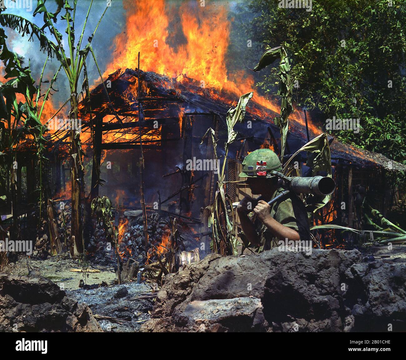 Vietnam: Truppe USA 'torcia' un villaggio vicino a My Tho nel delta del Mekong nel tentativo di negare il sostegno locale ai guerriglieri del fronte di Liberazione Nazionale (Viet Cong), 5 aprile 1968. La seconda guerra indochina, conosciuta in America come la guerra del Vietnam, fu un conflitto militare dell'epoca della guerra fredda che si verificò in Vietnam, Laos e Cambogia dal 1 novembre 1955 alla caduta di Saigon il 30 aprile 1975. Questa guerra seguì la prima Guerra d'Indocina e fu combattuta tra il Vietnam del Nord, sostenuto dai suoi alleati comunisti, e il governo del Vietnam del Sud, sostenuto dagli Stati Uniti e da altre nazioni anticomuniste. Foto Stock