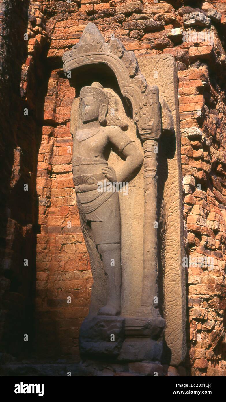 Cambogia: Divinità indù sul muro di una delle sei principali torri di mattoni, tempio Preah Ko, Roluos Complex, Angkor. Preah Ko (la “bolla sacra”) fu costruita dal re Indravarman i (877-889), ed era un tempio indù dedicato al culto di Shiva e costruito in memoria dei genitori di Indravarman e di un re precedente, Jayavarman II, fondatore di Roluos. Il santuario principale di Preah Ko è costituito da sei torri di mattoni poste su una bassa piattaforma laterale. In precedenza ogni torre avrebbe contenuto un'immagine di una divinità indù, ma queste sono scomparse da tempo. Foto Stock