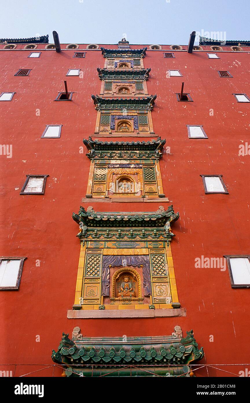 Cina: Wanfaguiyi Hall, Tempio di Putuo Zongcheng (Pǔtuó Zōngchéng Zhī Miào), Chengde, Provincia di Hebei. Il Tempio Putuo Zongcheng è un complesso di templi buddisti dell'epoca della dinastia Qing costruito tra il 1767 e il 1771, durante il regno dell'imperatore Qianlong (1735-1796). Il tempio fu modellato sul Palazzo Potala del Tibet, l'antico santuario del Dalai lama costruito un secolo prima. Nel 1703, Chengde fu scelta dall'imperatore Kangxi come sede della sua residenza estiva. Costruito nel XVIII secolo, il Mountain Resort fu utilizzato sia dagli imperatori di Yongzheng che di Qianlong. Foto Stock