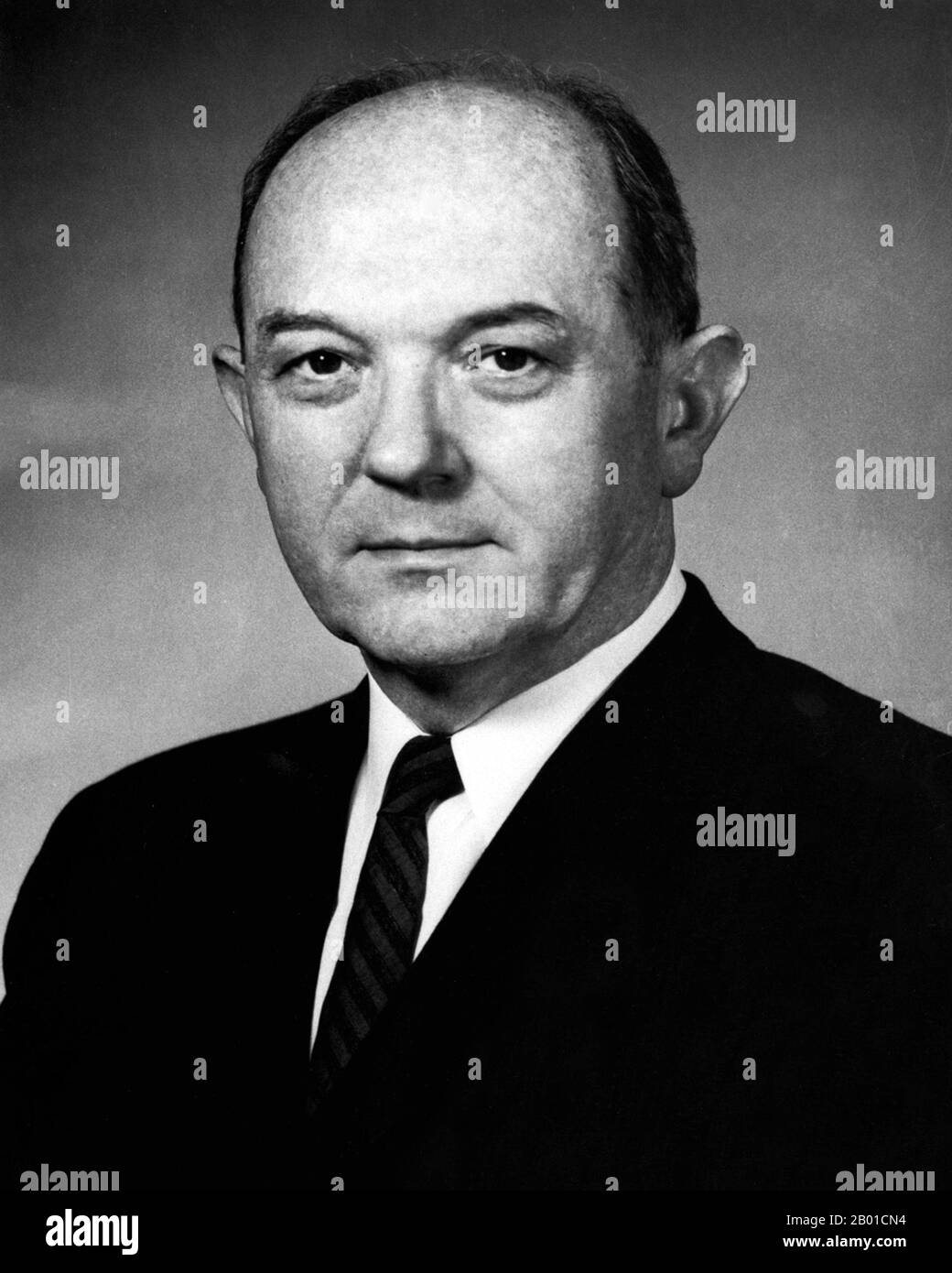 USA: David Dean Rusk (9 febbraio 1909 - 20 dicembre 1994), 54th Segretario di Stato (1961-1969) sotto i presidenti John F. Kennedy e Lyndon B. Johnson. Ritratto del Dipartimento di Stato, 1960s. Il 12 dicembre 1960, il Presidente eletto democratico John F. Kennedy nominò Segretario di Stato Rusk. Come Segretario di Stato, Rusk credeva nell'uso dell'azione militare per combattere il comunismo. Nonostante i dubbi privati sull'invasione della Baia dei suini, è rimasto non committale durante le riunioni del Consiglio esecutivo che hanno portato all'attacco e non si è mai opposto a tutto. Foto Stock