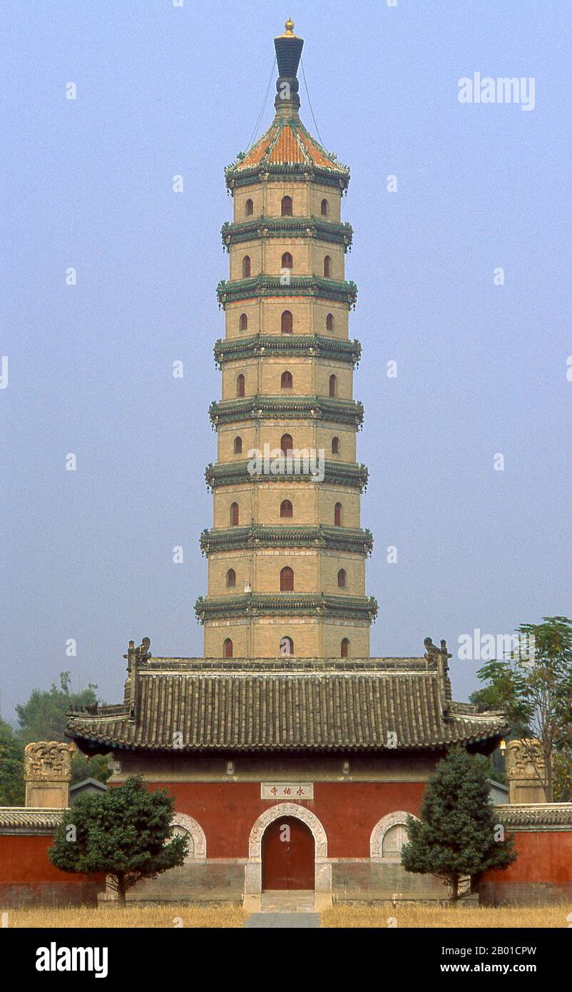 Cina: La Pagoda Yongyosi all'interno della Villa estiva Imperiale (Bishu Shanzhuang), Chengde, Provincia di Hebei. La Pagoda Yongyosi fu costruita dall'Imperatore Qianlong (il sesto imperatore della dinastia Qing guidata da Manchu) in onore di sua madre. Nel 1703, Chengde fu scelta dall'imperatore Kangxi come sede della sua residenza estiva. Costruito nel XVIII secolo, il Mountain Resort fu utilizzato sia dagli imperatori di Yongzheng che di Qianlong. Il sito è attualmente patrimonio dell'umanità dell'UNESCO. Da quando la sede del governo seguì l'imperatore, Chengde fu un centro politico dei cinesi Foto Stock