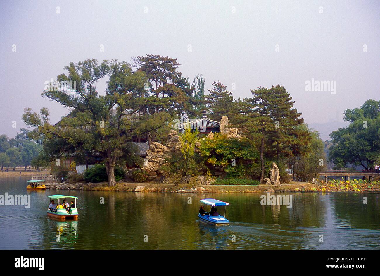 Cina: Pedalò sul lago, Villa estiva Imperiale (Bishu Shanzhuang), Chengde, Provincia di Hebei. Nel 1703, Chengde fu scelta dall'imperatore Kangxi come sede della sua residenza estiva. Costruito nel XVIII secolo, il Mountain Resort fu utilizzato sia dagli imperatori di Yongzheng che di Qianlong. Il sito è attualmente patrimonio dell'umanità dell'UNESCO. Da quando la sede del governo seguì l'imperatore, Chengde fu un centro politico dell'impero cinese in questi tempi. Chengde, precedentemente conosciuta come Jehol, raggiunse la sua altezza sotto l'imperatore Qianlong (r. 1735-1796). Foto Stock