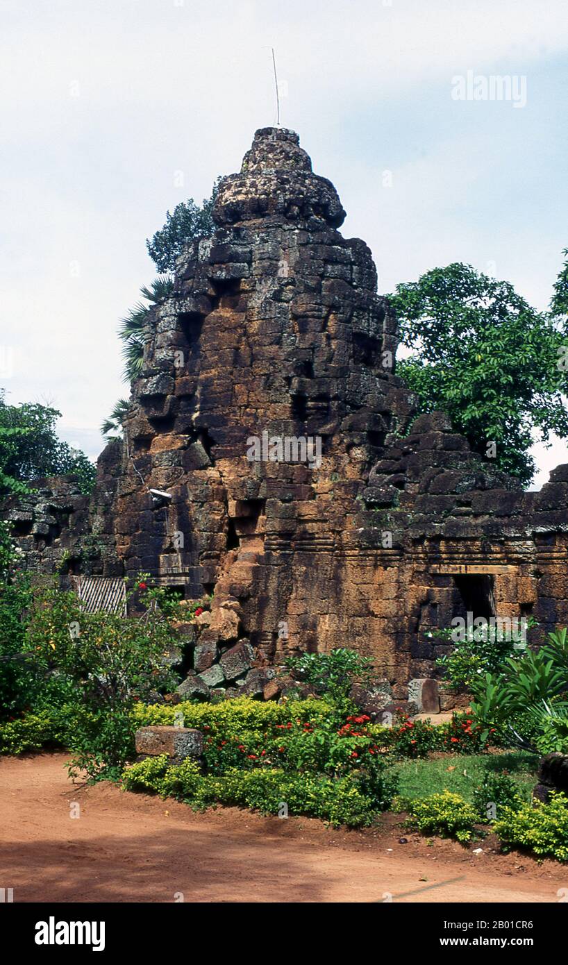 Cambogia: TA Prohm tempio vicino Tonle Bati, a sud di Phnom Penh. Il tempio laterita di Ta Prohm fu costruito dal re Jayavarman VII sulla cima di un santuario Khmer del 6th° secolo. Il risultato è una gemma ben conservata di un tempio, non troppo grande, ma con alcune splendide decorazioni. Il santuario principale ha cinque camere, in ognuna delle quali è una statua o un lingam Shiva. Jayavarman VII (1125-1215) fu un re (r.1181-1215) dell'Impero Khmer ad Angkor, Cambogia. Foto Stock