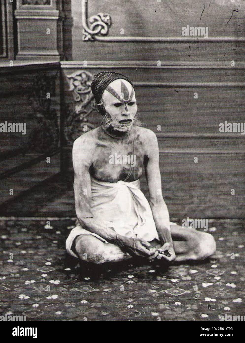 India: Ritratto di un fakir di RAM Singh II (28 settembre 1833 - 17 settembre 1880), Maharaja di Jaipur, 1865. Sawai RAM Singh II salì al trono di Jaipur nel 1835 dopo la morte di suo padre, Jai Singh III Al suo posto regnò una reggenza fino al 18. Influenzato dagli ideali occidentali, era nel complesso un governatore a favore delle riforme, anche se alcuni sostengono che la sua posizione provenisse da una tendenza a kowtow alle preferenze britanniche in cambio di onori e titoli per assicurarsi la sua sede di potere. RAM Singh è stata appassionata di arte e fotografia, dopo essere stata introdotta in una fotocamera nel 1864. Foto Stock