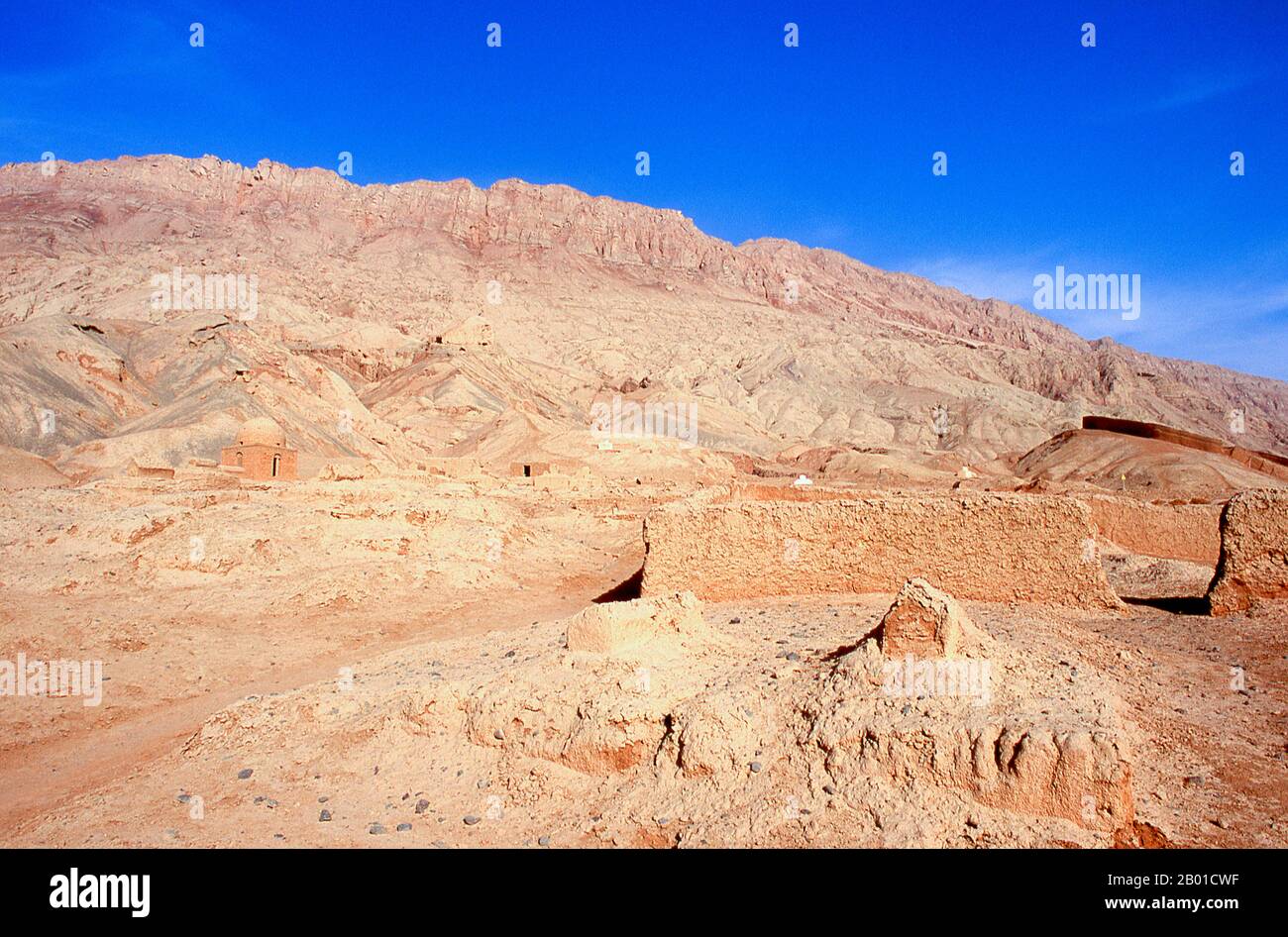 Cina: Un cimitero vicino al villaggio di Tuyoq vicino a Turpan, provincia di Xinjiang. Tuyoq o Tuyugou è un antico villaggio-oasi nel deserto di Taklamakan, 70 km a est di Turpan in una valle lussureggiante che si estende nelle Flaming Mountains, con un ben conservato orientamento Uyghur. E' famosa per le sue uve senza semi e per un certo numero di antiche grotte di meditazione buddista nelle vicinanze che contengono affreschi, la più conosciuta essendo le grotte di Bezeklik Thousand Buddha. Foto Stock