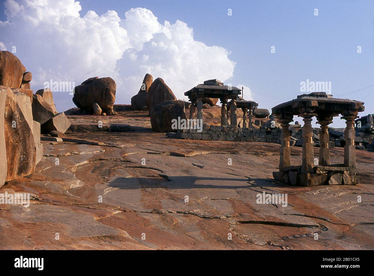 India: Prime rovine del tempio di Jain sulla collina di Hemakuta che domina il tempio di Virupaksha e il bazar, Hampi, stato di Karnataka. Hampi è un villaggio nel nord dello stato di Karnataka. Si trova all'interno delle rovine di Vijayanagara, l'ex capitale dell'Impero Vijayanagara. Prima della città di Vijayanagara, continua ad essere un importante centro religioso, che ospita il Tempio di Virupaksha, nonché diversi altri monumenti appartenenti alla città vecchia. Il Jainism è una religione indiana che prescrive il pacifism ed un percorso di non-violenza verso tutti gli esseri viventi. Foto Stock India: Prime rovine del tempio di Jain sulla collina di Hemakuta che domina il tempio di Virupaksha e il bazar, Hampi, stato di Karnataka. Hampi è un villaggio nel nord dello stato di Karnataka. Si trova all'interno delle rovine di Vijayanagara, l'ex capitale dell'Impero Vijayanagara. Prima della città di Vijayanagara, continua ad essere un importante centro religioso, che ospita il Tempio di Virupaksha, nonché diversi altri monumenti appartenenti alla città vecchia. Il Jainism è una religione indiana che prescrive il pacifism ed un percorso di non-violenza verso tutti gli esseri viventi. Foto Stock