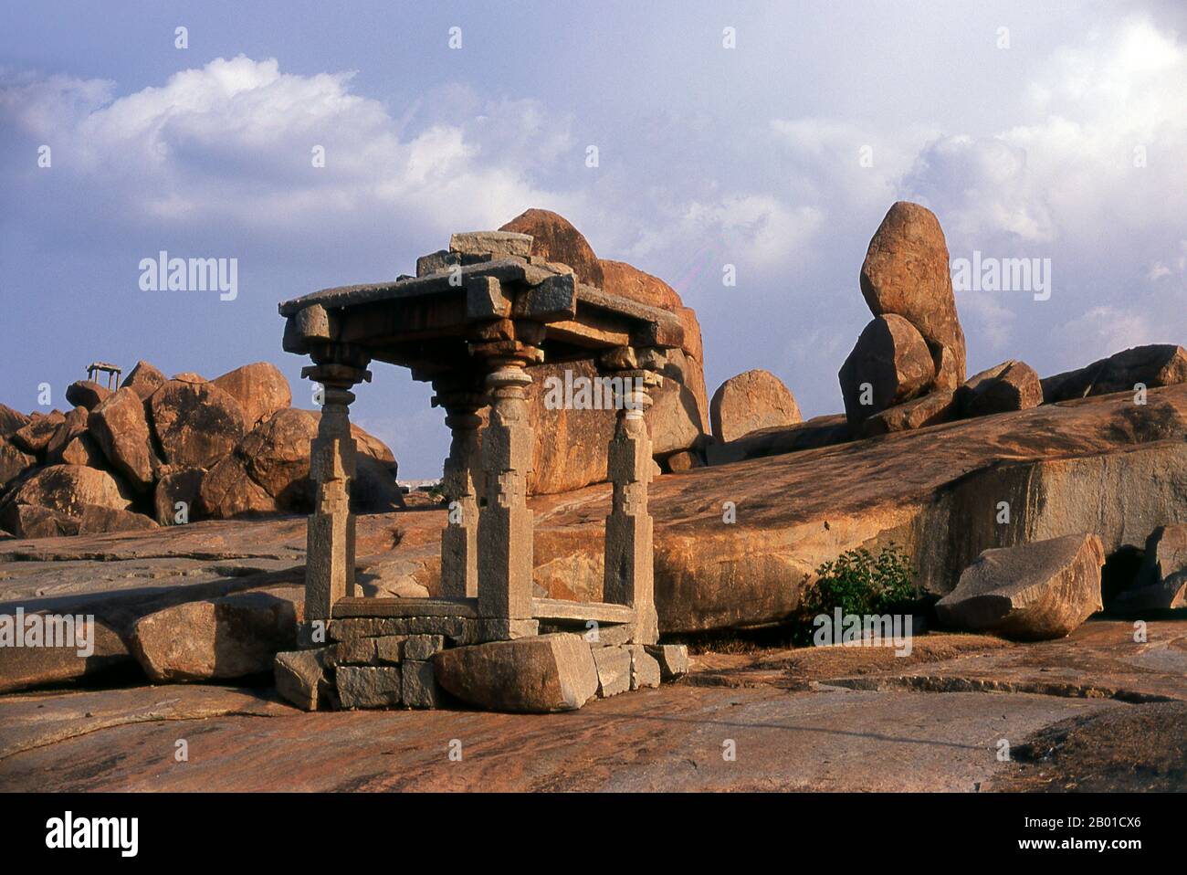 India: Prime rovine del tempio di Jain sulla collina di Hemakuta che domina il tempio di Virupaksha e il bazar, Hampi, stato di Karnataka. Hampi è un villaggio nel nord dello stato di Karnataka. Si trova all'interno delle rovine di Vijayanagara, l'ex capitale dell'Impero Vijayanagara. Prima della città di Vijayanagara, continua ad essere un importante centro religioso, che ospita il Tempio di Virupaksha, nonché diversi altri monumenti appartenenti alla città vecchia. Il Jainism è una religione indiana che prescrive il pacifism ed un percorso di non-violenza verso tutti gli esseri viventi. Foto Stock India: Prime rovine del tempio di Jain sulla collina di Hemakuta che domina il tempio di Virupaksha e il bazar, Hampi, stato di Karnataka. Hampi è un villaggio nel nord dello stato di Karnataka. Si trova all'interno delle rovine di Vijayanagara, l'ex capitale dell'Impero Vijayanagara. Prima della città di Vijayanagara, continua ad essere un importante centro religioso, che ospita il Tempio di Virupaksha, nonché diversi altri monumenti appartenenti alla città vecchia. Il Jainism è una religione indiana che prescrive il pacifism ed un percorso di non-violenza verso tutti gli esseri viventi. Foto Stock