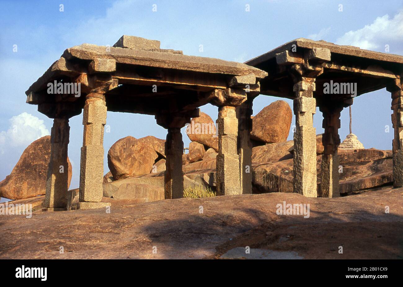 India: Prime rovine del tempio di Jain sulla collina di Hemakuta che domina il tempio di Virupaksha e il bazar, Hampi, stato di Karnataka. Hampi è un villaggio nel nord dello stato di Karnataka. Si trova all'interno delle rovine di Vijayanagara, l'ex capitale dell'Impero Vijayanagara. Prima della città di Vijayanagara, continua ad essere un importante centro religioso, che ospita il Tempio di Virupaksha, nonché diversi altri monumenti appartenenti alla città vecchia. Il Jainism è una religione indiana che prescrive il pacifism ed un percorso di non-violenza verso tutti gli esseri viventi. Foto Stock India: Prime rovine del tempio di Jain sulla collina di Hemakuta che domina il tempio di Virupaksha e il bazar, Hampi, stato di Karnataka. Hampi è un villaggio nel nord dello stato di Karnataka. Si trova all'interno delle rovine di Vijayanagara, l'ex capitale dell'Impero Vijayanagara. Prima della città di Vijayanagara, continua ad essere un importante centro religioso, che ospita il Tempio di Virupaksha, nonché diversi altri monumenti appartenenti alla città vecchia. Il Jainism è una religione indiana che prescrive il pacifism ed un percorso di non-violenza verso tutti gli esseri viventi. Foto Stock