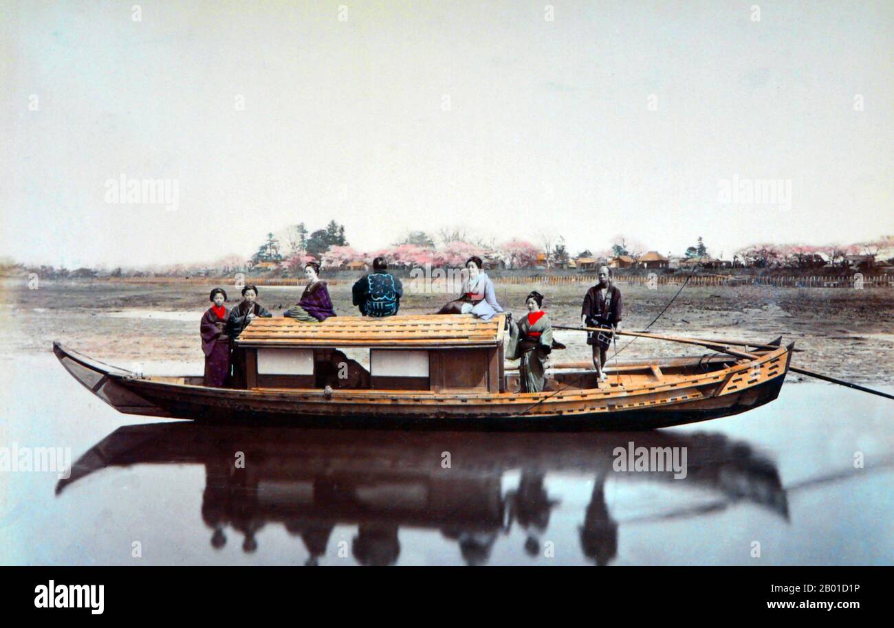Giappone: Un gruppo di geisha godendosi un giro in barca da qualche parte nella campagna giapponese. Foto di Adolfo Farsari (1841-1898), c. 1886. Geisha, Geiko o Geigi sono tradizionali animatrici giapponesi le cui abilità includono l'esecuzione di varie arti giapponesi come la musica classica e la danza. La traduzione più letterale della geisha in inglese sarebbe 'artista' o 'artista dello spettacolo'. Un altro nome per geisha usato in Giappone è geiko, che è usato solitamente per riferirsi alle geisha dal Giappone occidentale, compreso Kyoto. Foto Stock