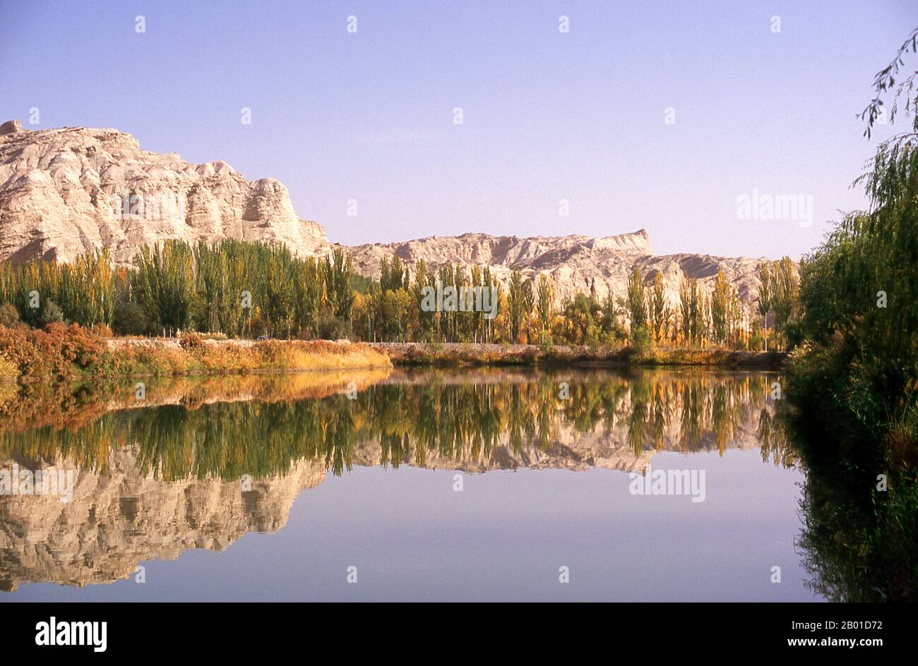 Cina: Paesaggio montano vicino alle grotte di Kizil Thousand Buddha, Kuqa, provincia di Xinjiang. Le grotte di Kizil (Qizil Ming Oy; Grotta di Kizil di mille Buddha) sono 236 grotte scavate nella roccia buddhiste situate vicino alla cittadina di Kizil a Xinjiang. Il sito si trova sulla riva settentrionale del fiume Muzat, a 75 chilometri di strada a nord-ovest di Kucha (Kuqa). Quest'area era un centro commerciale della Via della Seta. Si dice che le grotte siano il più antico complesso di grotte buddiste di Xinjiang, con uno sviluppo che si verifica tra i secoli 3rd e 8th. Foto Stock