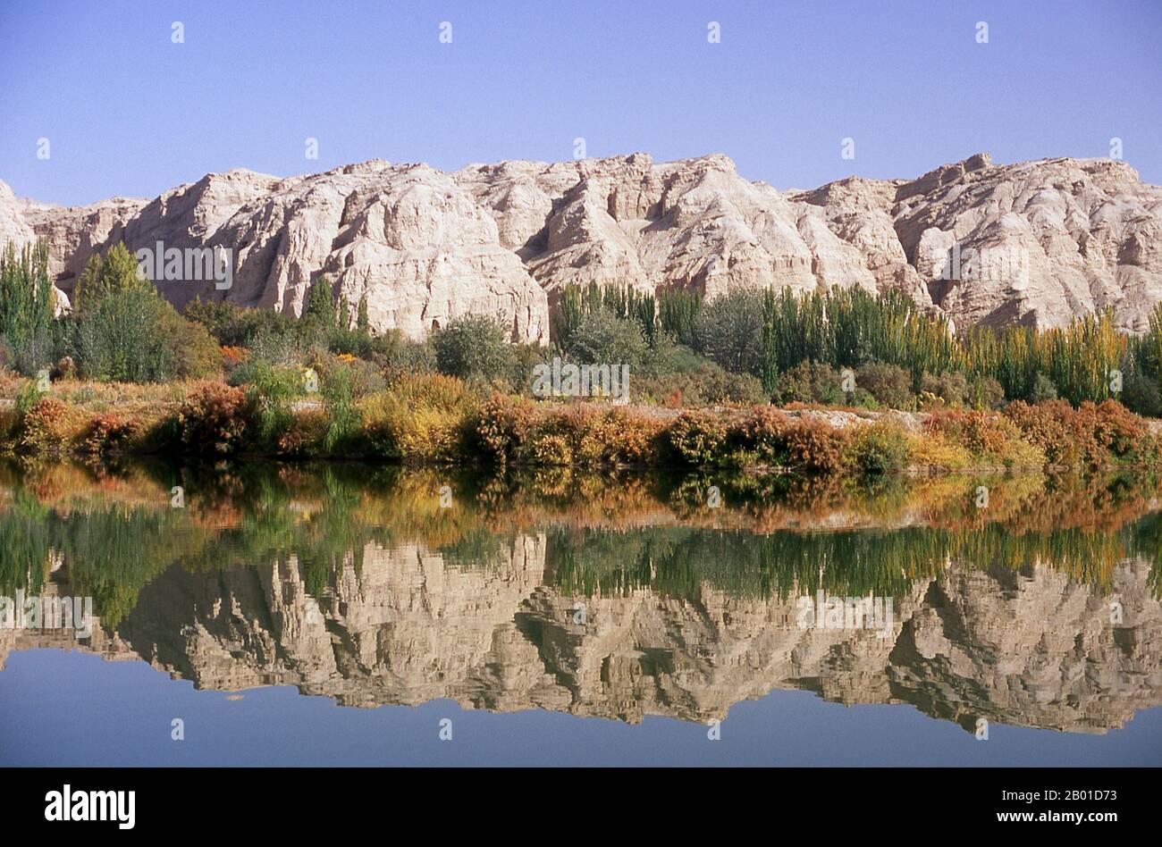 Cina: Paesaggio montano vicino alle grotte di Kizil Thousand Buddha, Kuqa, provincia di Xinjiang. Le grotte di Kizil (Qizil Ming Oy; Grotta di Kizil di mille Buddha) sono 236 grotte scavate nella roccia buddhiste situate vicino alla cittadina di Kizil a Xinjiang. Il sito si trova sulla riva settentrionale del fiume Muzat, a 75 chilometri di strada a nord-ovest di Kucha (Kuqa). Quest'area era un centro commerciale della Via della Seta. Si dice che le grotte siano il più antico complesso di grotte buddiste di Xinjiang, con uno sviluppo che si verifica tra i secoli 3rd e 8th. Foto Stock