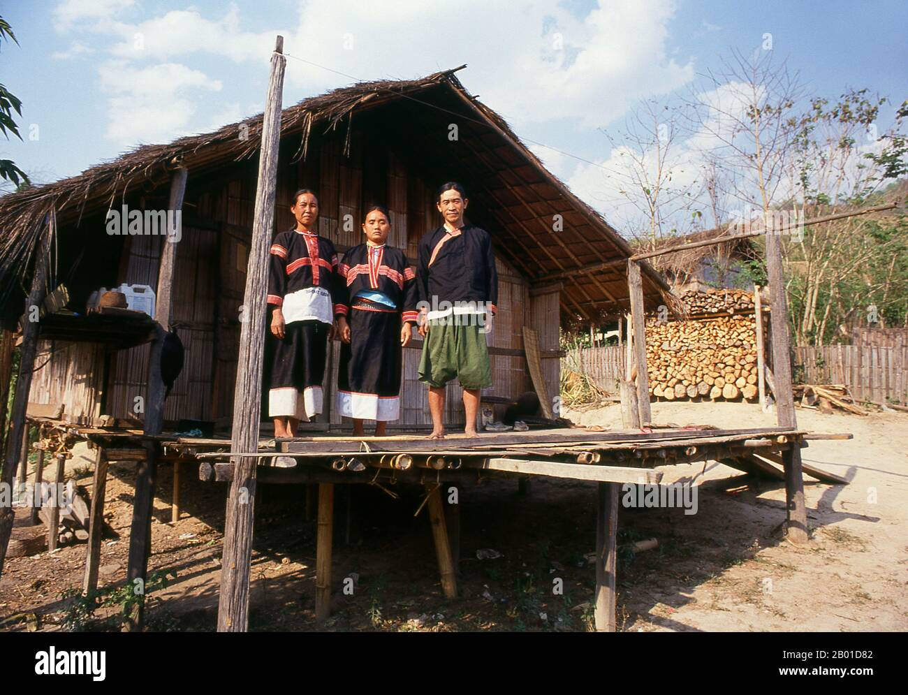 Thailandia: Famiglia Lahu, Provincia di Chiang mai, Thailandia settentrionale. I Lahu (Ladhulsi o Kawzhawd; la Hủ) sono un gruppo etnico del sud-est asiatico e della Cina. Sono uno dei 56 gruppi etnici ufficialmente riconosciuti dalla Repubblica popolare cinese, dove circa 450.000 vivono nella provincia dello Yunnan. Si stima che 150.000 vivono in Birmania. In Thailandia, Lahu sono una delle sei principali tribù collinari; la loro popolazione è stimata intorno a 100.000 abitanti. I Tai spesso si riferiscono a loro con l'esonero 'Mussur' o cacciatore. Circa 10.000 vivono in Laos. Sono uno dei 54 gruppi etnici del Vietnam. Foto Stock