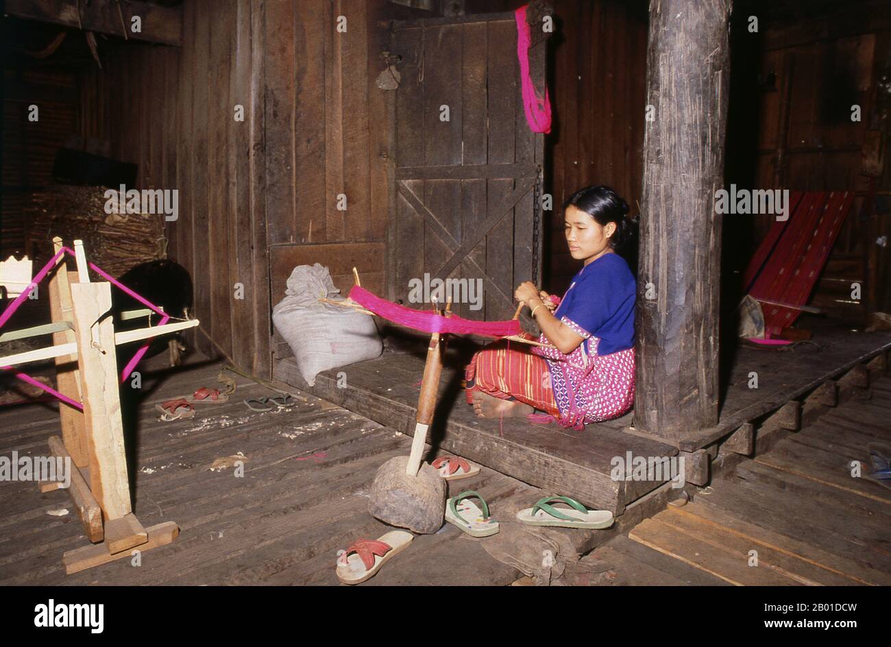 Thailandia: Karen donna filatura filo per tessitura, vicino Mae Sariang, Mae Hong Son Provincia, nord della Thailandia. I Karen o Kayin (PWA Ka Nyaw PoE o Kanyaw in Swaw Karen e Plan in PoE Karen; Kariang o Yang in tailandese), sono un gruppo etnico di lingua sino-tibetana che risiede principalmente nella Birmania meridionale e sudorientale (Myanmar). I Karen costituiscono circa il 7% della popolazione birmana totale di circa 50 milioni di persone. Un gran numero di Karen risiede anche in Thailandia, per lo più al confine thailandese-birmano. I Karen sono spesso confusi con i Karen Rossi. Foto Stock