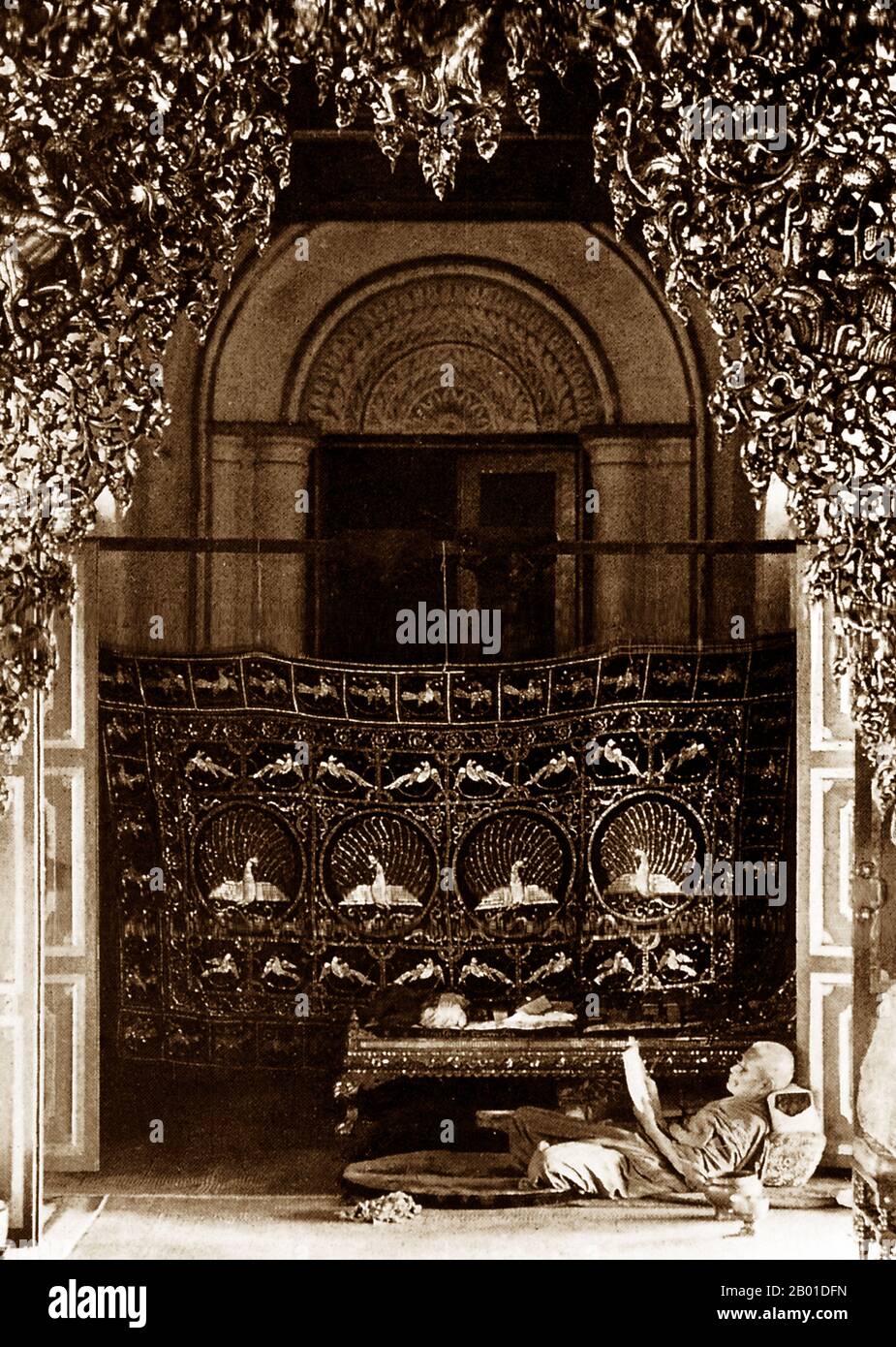 Birmania: Un monaco buddista legge, 1892-1896. I monaci buddisti raccolgono ogni mattina in Birmania e nella maggior parte dei paesi buddisti di Theravada le elemosine - cibo preparato da devoti e laici che ne fanno il merito donandolo. Questo è il loro unico cibo per il giorno. I monaci non mangiano dopo le 12. La leggenda attribuisce la prima dottrina buddista in Birmania al 228 a.C. quando Sonna e Uttara, due ambasciatori dell'imperatore Ashoka il Grande d'India, vennero nel paese con testi sacri. Tuttavia, l'era d'oro del Buddismo iniziò veramente nel 11th° secolo dopo che il re Anawrahta di Pagan (Bagan) fu convertito al Buddismo. Foto Stock