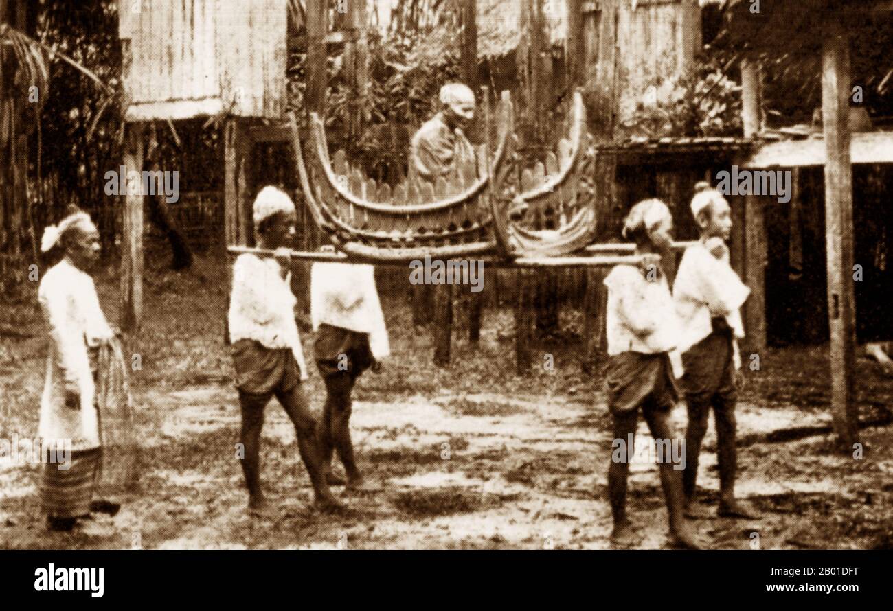 Birmania: Un abate buddista (birmano: 'Ayadaw') è trasportato in un 'syin', circa 1892-1896. I monaci buddisti raccolgono ogni mattina in Birmania e nella maggior parte dei paesi buddisti di Theravada le elemosine - cibo preparato da devoti e laici che ne fanno il merito donandolo. Questo è il loro unico cibo per il giorno. I monaci non mangiano dopo le 12. La leggenda attribuisce la prima dottrina buddista in Birmania al 228 a.C. quando Sonna e Uttara, due ambasciatori dell'imperatore Ashoka il Grande d'India, vennero nel paese con testi sacri. Tuttavia, l'era d'oro del Buddismo iniziò veramente nel 11th° secolo. Foto Stock