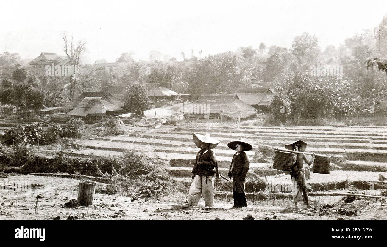 Birmania: Agricoltori sciani con villaggio sullo sfondo, circa 1892-1896. Situato a nord-est del paese, lo Stato Shan copre un quarto della massa terrestre della Birmania. Tradizionalmente è stato separato in principati ed è principalmente composto da etnico Shan, Burman Pa-o, Intha, Taungyo, Danu, Popoli di Palaung e Kachin. Foto Stock