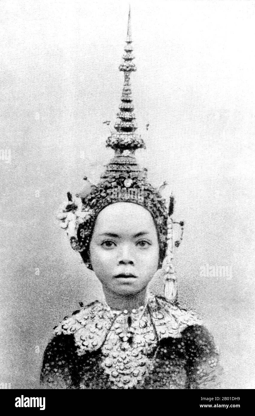 Cambogia: Una giovane prima ballerina del Balletto reale cambogiano, Lycee Sisowath, 1915. La danza classica Khmer è una forma tradizionale di danza in Cambogia che condivide molte somiglianze con le danze classiche della Thailandia e del Laos. La forma cambogiana è conosciuta con vari nomi in inglese, come Khmer Royal Ballet e Cambogian Court Dance. Essendo una forma d'arte altamente stilizzata eseguita principalmente dalle donne, la danza classica Khmer, durante l'era del protettorato francese, era in gran parte confinata alle corti dei palazzi reali, eseguita dalle consorti, dalle concubine, dai parenti e dagli assistenti del palazzo. Foto Stock