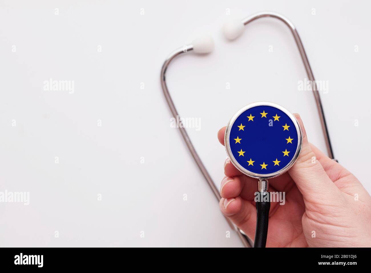 Concetto di assistenza sanitaria dell'Unione europea. Medico che detiene uno stetoscopio medico. Foto Stock