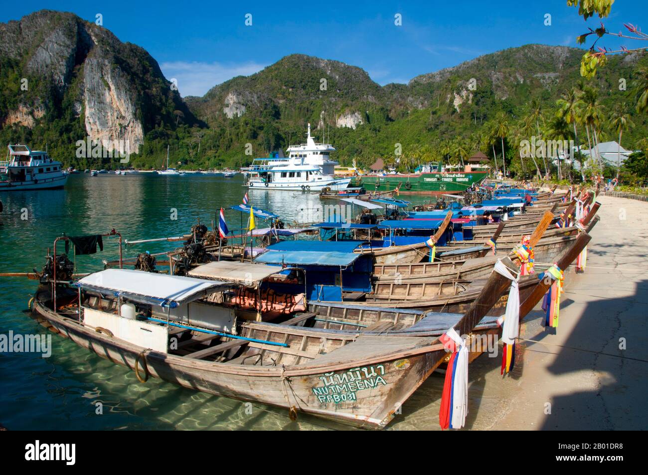 Thailandia: Barche tour, Tonsai (Ban Ton Sai), Ko Phi Phi Don, Ko Phi Phi. Ko Phi Phi è composto da due isole, Phi Phi Leh e Phi Phi Don, situate a sud-est di Phuket. Entrambi fanno parte del Parco Nazionale Marino Hat Noppharat Thara Ko Phi Phi. Situato nel centro del Mare di Phuket, Ko Phi Phi è quasi equidistante da Phuket e Krabi e può essere raggiunto in barca in circa due ore. Phi Phi Don è la più grande delle due isole, con colline panoramiche, ripide scogliere, spiagge di silken, acque azzurre e notevole uccelli e mare-vita. Foto Stock