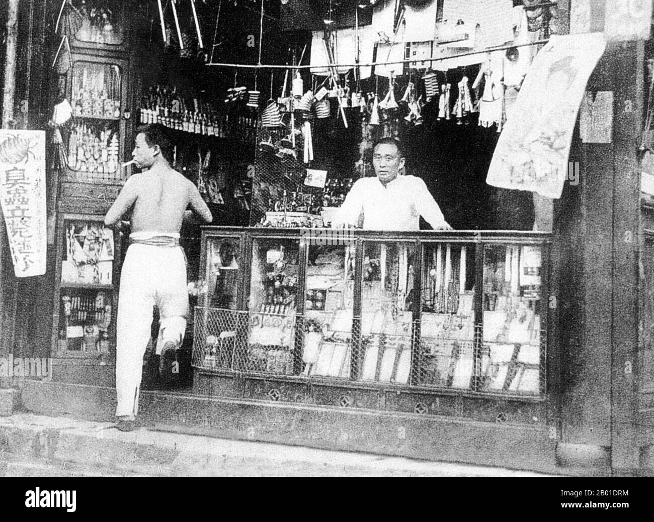 Cina: Negozio di incenso e candele all'ingresso di una stretta corsia di Shanghai, 1920s. Shanghai (cinese: 上 海; Pinyin Shànghǎi) è una delle città più grandi per popolazione della Repubblica popolare cinese e del mondo. La città si trova nella Cina orientale, nella parte centrale della costa cinese, e si trova alla foce del fiume Yangtze. Grazie alla sua rapida crescita negli ultimi due decenni, è nuovamente diventata una città globale, esercitando influenza su finanza, commercio, moda, tecnologia e cultura. Una volta una semplice città di pesca e tessuti, Shanghai è cresciuta di importanza nel 19th ° secolo. Foto Stock