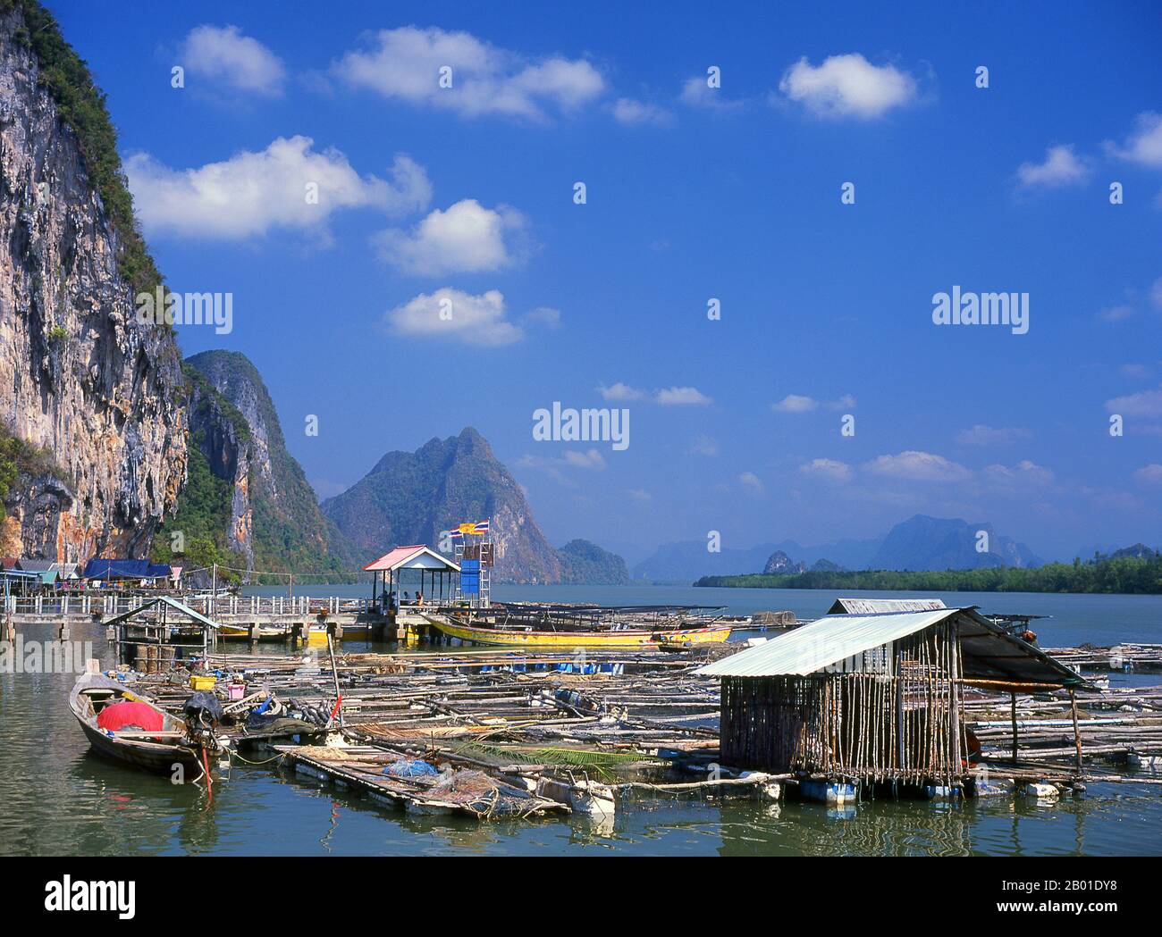 Thailandia: Villaggio di pescatori musulmani di Panyi, Parco Nazionale di Ao Phang Nga (Baia di Phangnga), Provincia di Phang Nga. Ko Panyi è un enorme affioramento carsico nel lee di cui un prospero villaggio di pescatori musulmano tailandese si rifugia dal Monsone Sud-Ovest. L'insolita ubicazione del villaggio di pescatori musulmano palafittato, insieme alla moschea e al minareto inaspettati, ha fornito agli abitanti di Ko Panyi una fonte di reddito supplementare inaspettata e gradita negli anni dall'avvento del turismo. Anche se l'isola è diventata commercializzata, la gente è notevolmente aperta e amichevole. Foto Stock