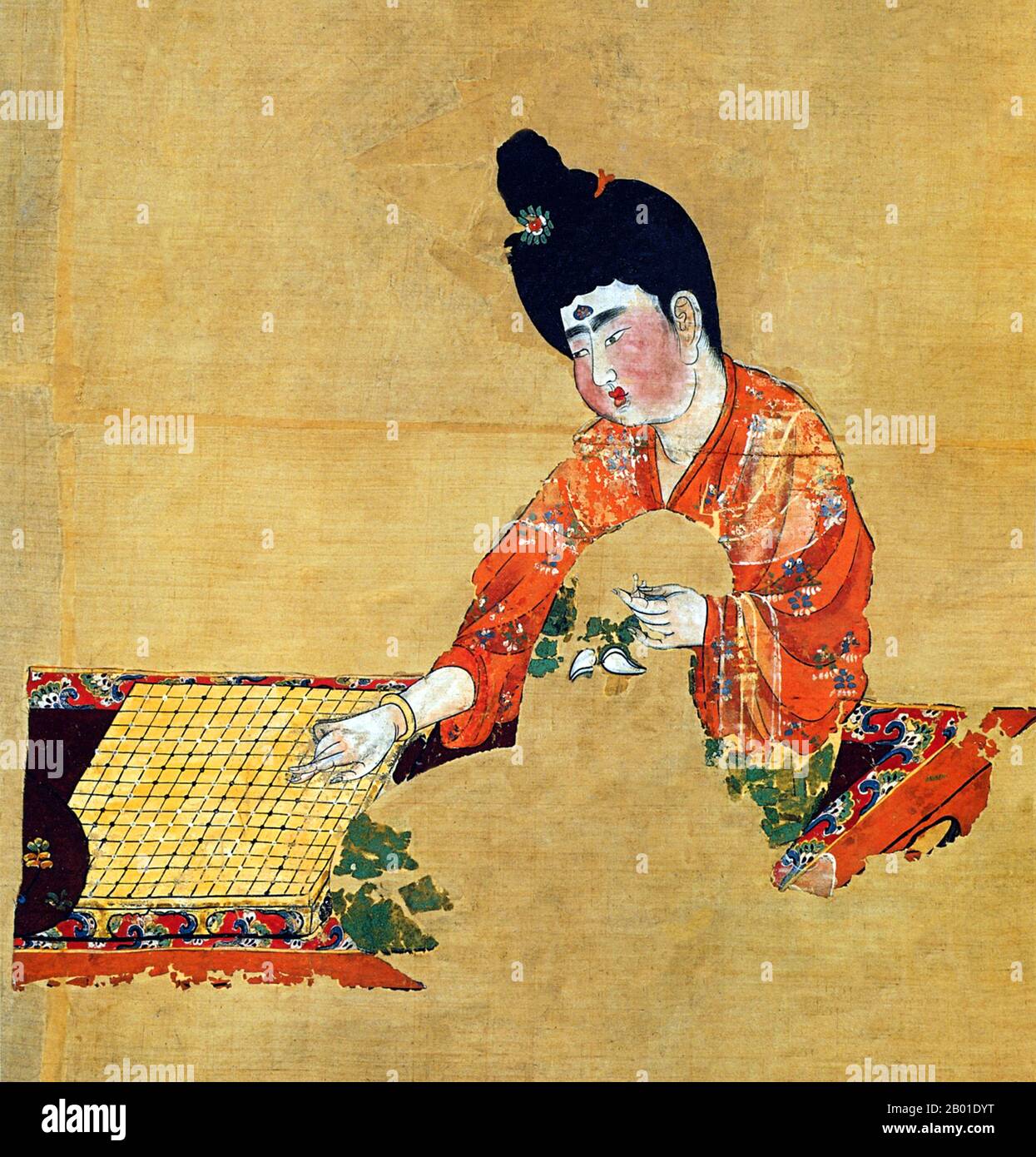 Cina: Dipinto a spirale appeso di una donna che gioca weiqi (GO) dalle tombe Astana, Xinjiang, Dinastia Tang, c. 744 CE. Le tombe di Astana (in cinese: 阿斯塔那古墓, Pinyin: Āsītǎnà Gǔmù) sono una serie di tombe sotterranee situate a 6km km dall'antica città di Gaochang e a 42km km da Turpan, nello Xinjiang, Cina. Le tombe furono utilizzate dagli abitanti di Gaochang, sia comunali che locali, per circa 600 anni dal 200-800. Il complesso si estende su una superficie di 10 chilometri quadrati e contiene oltre 1.000 tombe. Diversi appezzamenti per caste e famiglie separate sono contrassegnati da spartitori di ghiaia. Foto Stock
