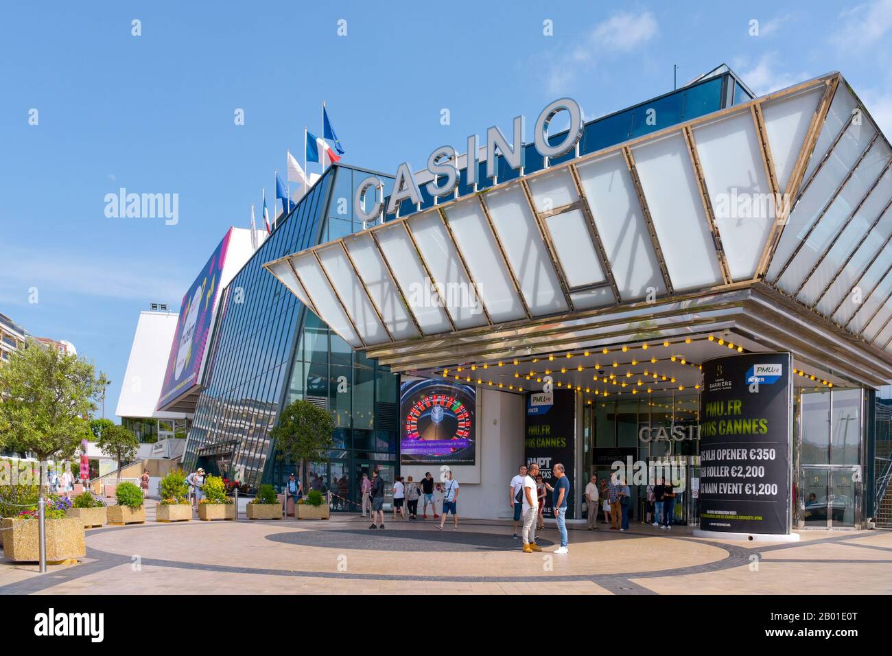 Cannes, FRANCIA - 2 GIUGNO 2017: Persone intorno al Casinò e al Palais des Festivals, nella famosa Promenade de la Croisette, a Cannes, Francia Foto Stock