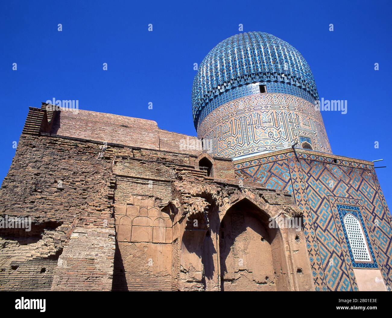 Uzbekistan: Cupola fluted timuride, mausoleo di Gur-e Amir, Samarcanda. Il Gūr-e Amīr o Guri Amir (persiano: گورِ امیر) è il mausoleo del conquistatore asiatico Tamerlane (noto anche come Timur) a Samarcanda, Uzbekistan. Occupa un posto importante nella storia dell'architettura persiana come precursore e modello per le tombe di architettura Mughal più tardi grandi, tra cui la tomba di Humayun a Delhi e il Taj Mahal ad Agra, costruito dai discendenti di Timur, la dinastia Mughal regnante dell'India del Nord. E' stato pesantemente restaurato. Gur-e Amir è persiano per 'Tomba del re'. Foto Stock