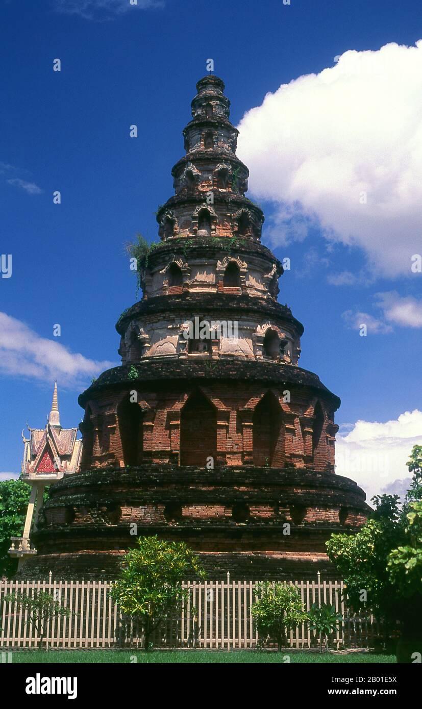 Thailandia: La circolare Chedi Sri Phuak a Wat Phuak Hong, Chiang mai. Wat Phuak Hong (วัดพวกหงษ์), il 'Tempio del volo degli Svani', si trova nell'angolo sud-ovest della Città Vecchia di Chiang mai. Un tipico piccolo tempio LAN Na, è principalmente notevole per la stupa rotonda che si trova ad ovest del viharn. Costruita nel 16th ° secolo, la struttura arrotondata ha sette livelli in diminuzione circondato da un totale di 52 nicchie per le immagini del Buddha, alcuni dei quali sopravvivono oggi, anche se in una condizione piuttosto danneggiata. Foto Stock