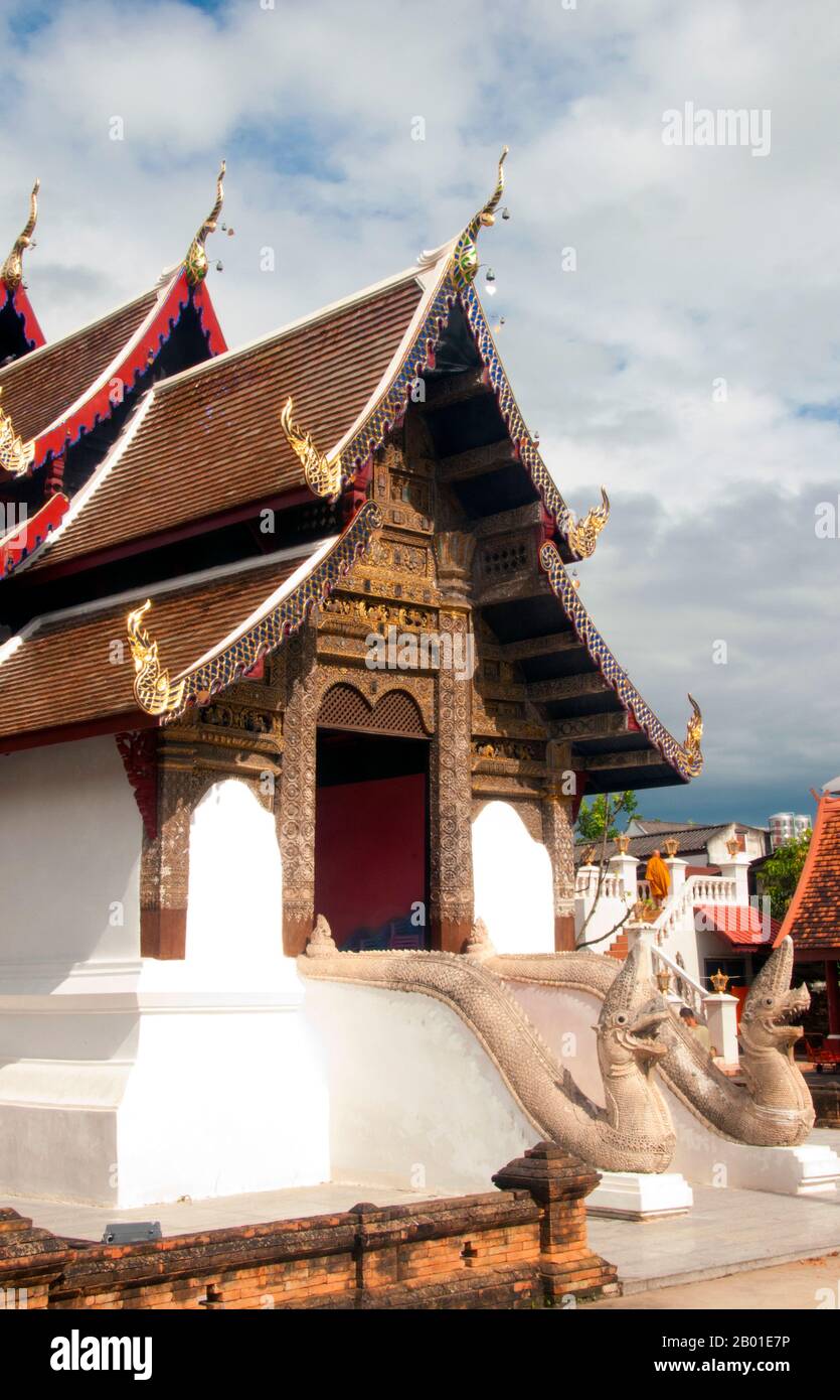 Thailandia: Viharn di legno, Wat Prasat, Chiang mai. Wat Prasat (วัดปราสาท) risale almeno al 16th° secolo, ed è probabilmente ancora più vecchio. L'edificio più importante del complesso del tempio è l'antico viharn, che risale al 1823 ma è stato ristrutturato con gusto nel 1987. Costruito nel tradizionale e distintivo stile LAN Na, il viharn e' costruito con pannelli di legno di teak abilmente lavorati su una base di mattoni e stucco imbiancati. L'ingresso principale, che naturalmente si affaccia ad est, è raggiunto da una bassa rampa di gradini fiancheggiata dalle balaustre di naga. Foto Stock