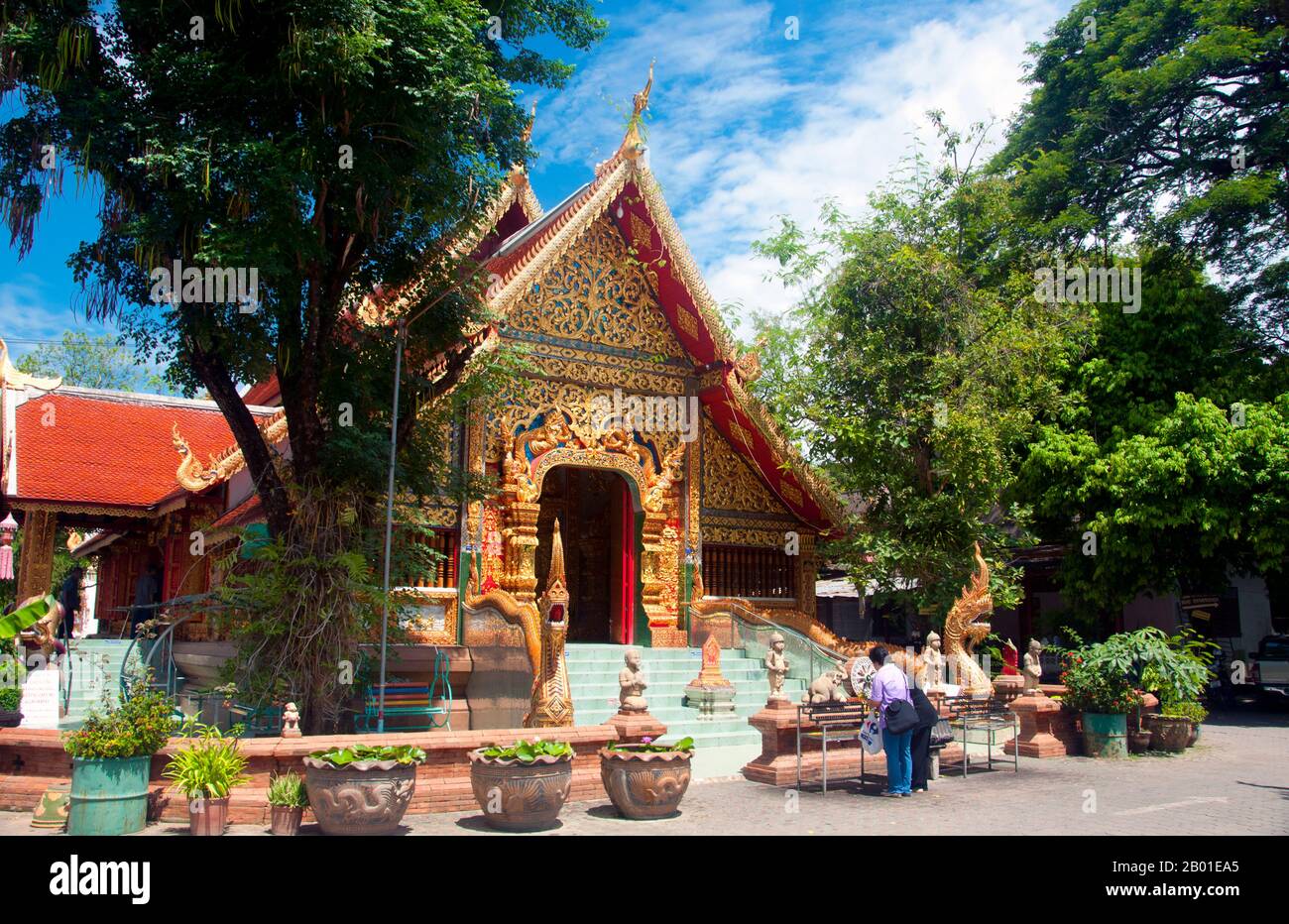 Thailandia: Il tempio Mon di Wat Chai Mongkhon, Chiang mai. Il Mon, un gruppo non-Tai, è stato reinsediato a Chiang mai all'inizio del 19th ° secolo. Sono stati tradizionalmente ostili al popolo Bamar al governo della Birmania, e quindi generalmente considerati alleati naturali del Tai, sia in LAN Na, o più a sud in Siam. Il Mon, spesso associato ad acqua e barche (in particolare nelle loro principali aree di insediamento di Bangkok a Pak Kret e Phra Padaeng), si stabilì intorno a Wat Chai Mongkhon sulla riva occidentale del fiume Ping appena a nord di Charoen Prathet Soi 9. Foto Stock