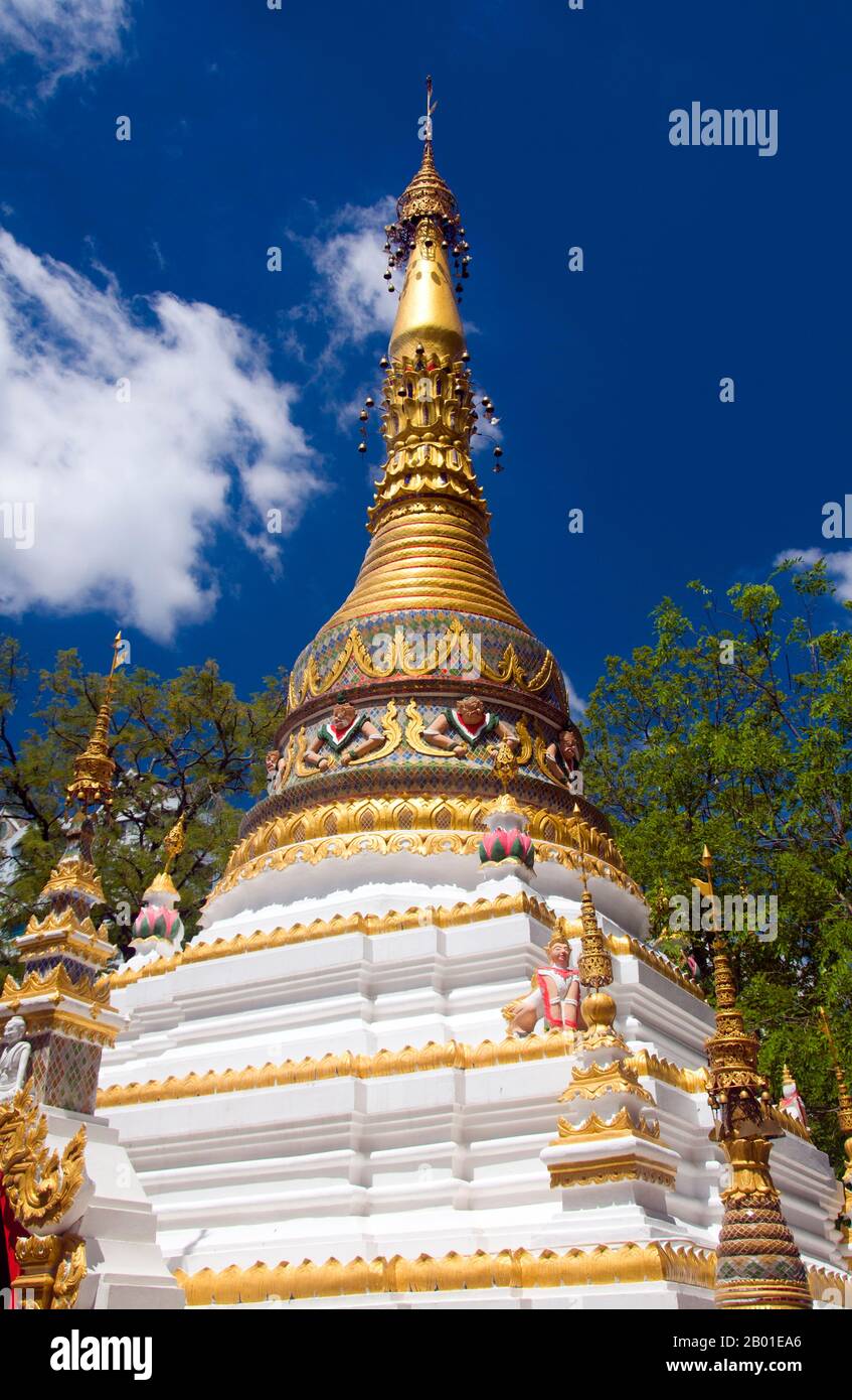 Thailandia: Chedi al tempio Mon di Wat Chai Mongkhon, Chiang mai. Il Mon, un gruppo non-Tai, è stato reinsediato a Chiang mai all'inizio del 19th ° secolo. Sono stati tradizionalmente ostili al popolo Bamar al governo della Birmania, e quindi generalmente considerati alleati naturali del Tai, sia in LAN Na, o più a sud in Siam. Il Mon, spesso associato ad acqua e barche (in particolare nelle loro principali aree di insediamento di Bangkok a Pak Kret e Phra Padaeng), si stabilì intorno a Wat Chai Mongkhon sulla riva occidentale del fiume Ping appena a nord di Charoen Prathet Soi 9. Foto Stock