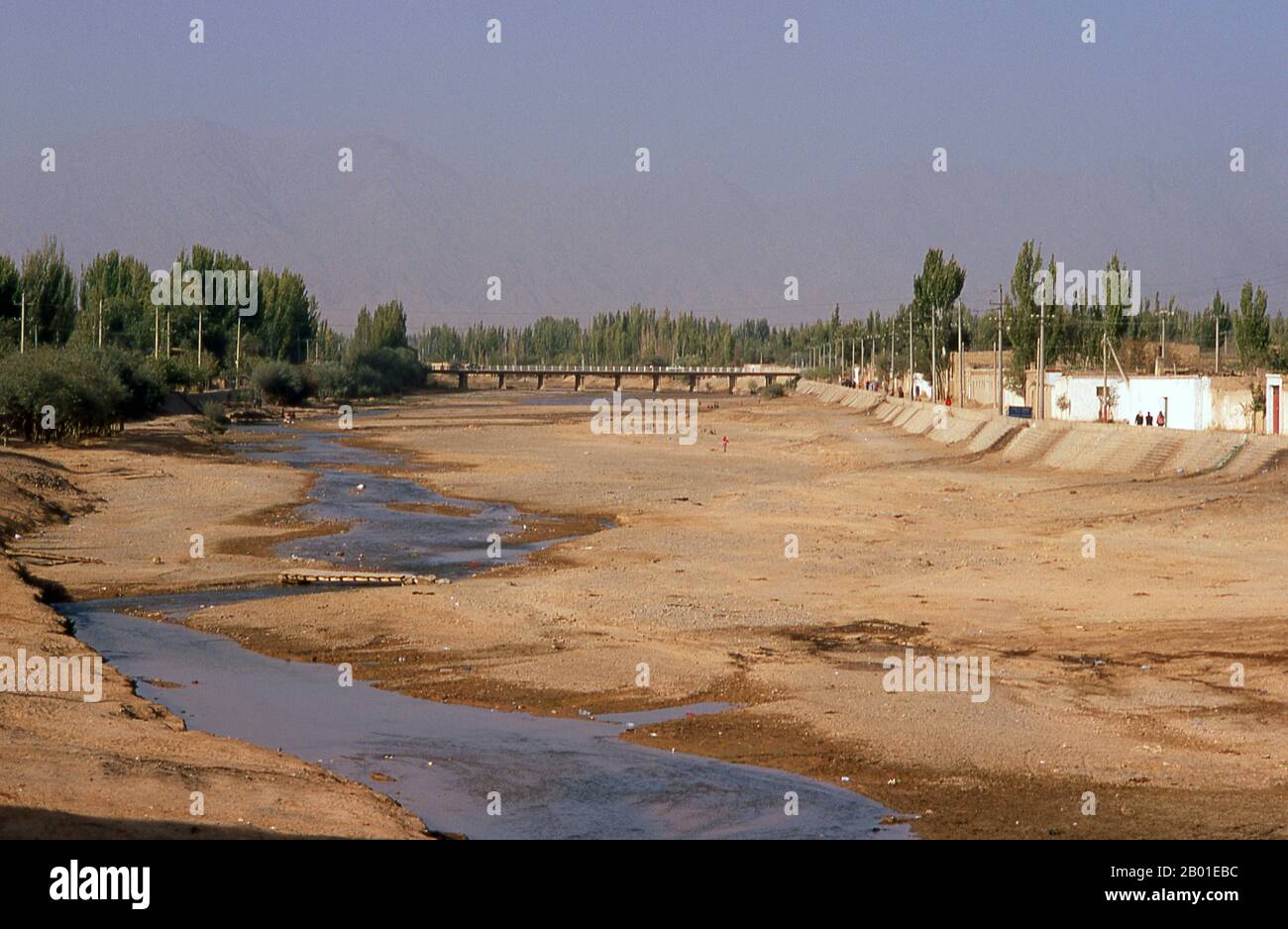 Cina: Letto di fiume essiccato, Fiume Kuqa, Kuqa Vecchia, Provincia di Xinjiang. L'antica città-oasi di Kuqa (Kuche), anche se ora oscurata da Korla a est e Aksu a ovest, era una volta una tappa fondamentale sulla strada della seta settentrionale. Venne per la prima volta sotto il controllo degli Han cinesi quando fu conquistata, nel 91 d.C., dall'indomito generale Ban Chao. Nel 4th ° secolo era emerso come un importante centro della civiltà tocariana seduto a cavallo non solo la strada della Seta settentrionale, ma anche meno rotte per Dzungaria nel nord e Khotan nel sud. Qui nacque il celebre monaco buddista Kumarajiva. Foto Stock