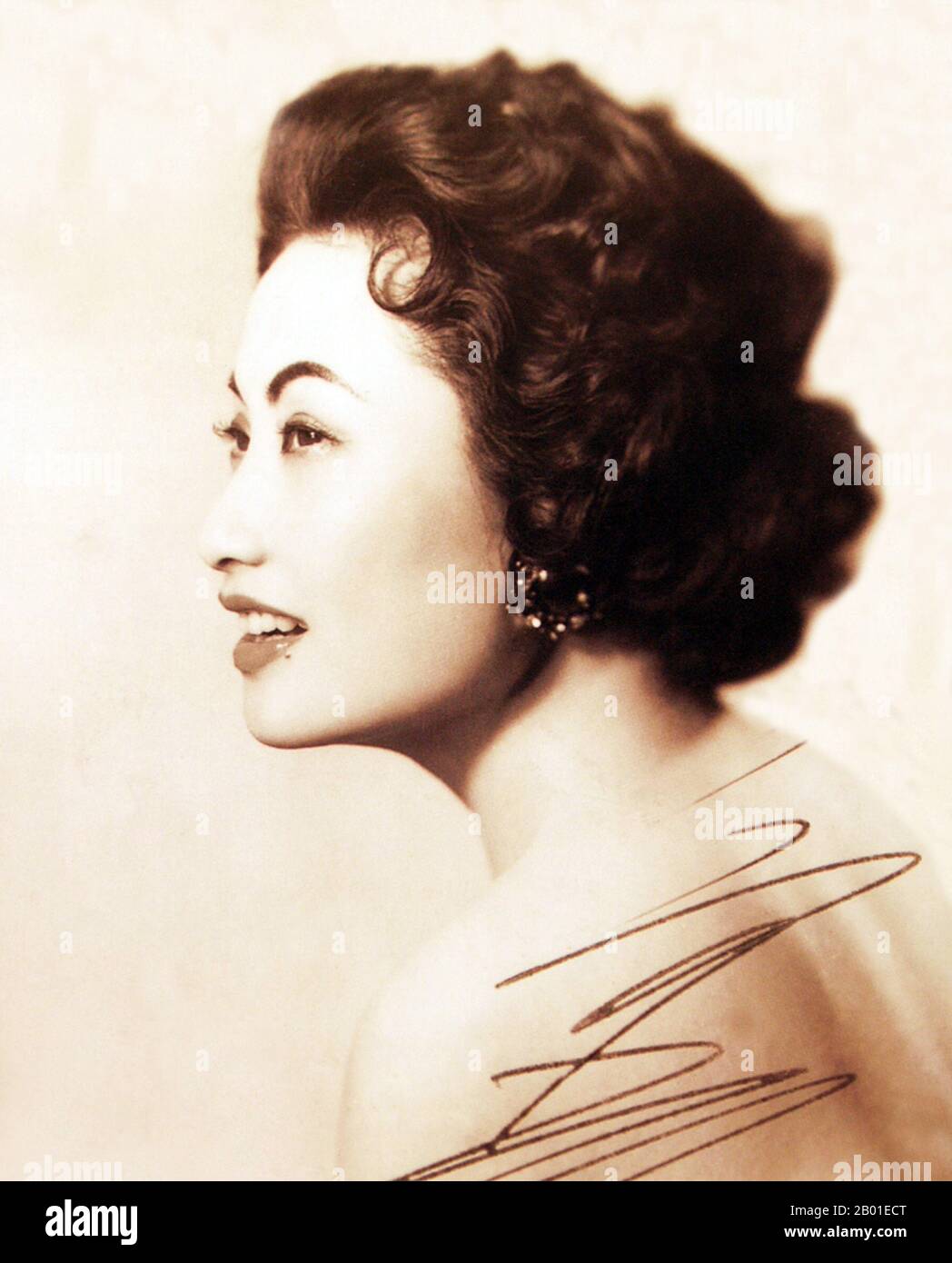 Cina: Bai Guang (27 giugno 1921 - 27 agosto 1999), star del cinema e cantante. Ritratto autografato, c. 1940s. Bai Guang è nato Shi Yongfen. Bai Guang (白光) era il suo nome di scena, che tradotto in "luce bianca". In un'epoca e in una cultura in cui la luce, le voci più alte erano di solito favorite, aveva una voce leggermente profonda e roca, che la aiutava a diventare una grande stella a Shanghai. La gente la chiamò la "Regina della voce bassa" (低音歌后). La carriera nel grande schermo di Bai è iniziata nel 1943. Negli anni '1940s, era diventata una delle "grandi stelle cantanti" cinesi. Foto Stock