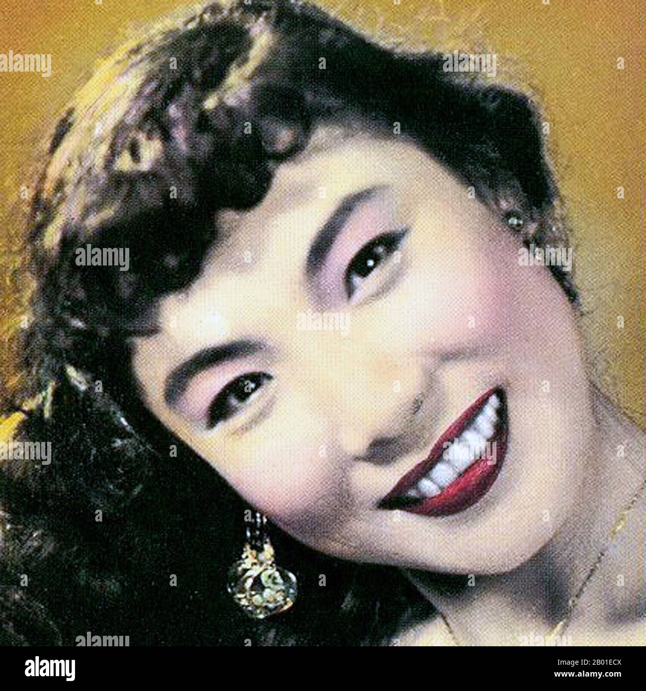 Cina: WU Yingyin, (吳鶯音, 1922 - 17 dicembre 2009), cantante cinese, 1940s. Wu Yingyin, nome di nascita Wu Jianqiu, è nato da una famiglia intellettuale con suo padre un ingegnere chimico e madre un medico. Si è divertita a cantare alla radio in giovane età. Originariamente voleva andare all'Accademia di Musica di Shanghai, ma i suoi genitori si opposero all'idea e sostenevano che l'industria musicale era per individui senza alcuna ambizione reale. In seguito ha iniziato a cantare per le stazioni radio di notte, in particolare per i programmi per bambini. Negli anni '1940s, divenne una delle "grandi stelle cantanti" cinesi. Foto Stock