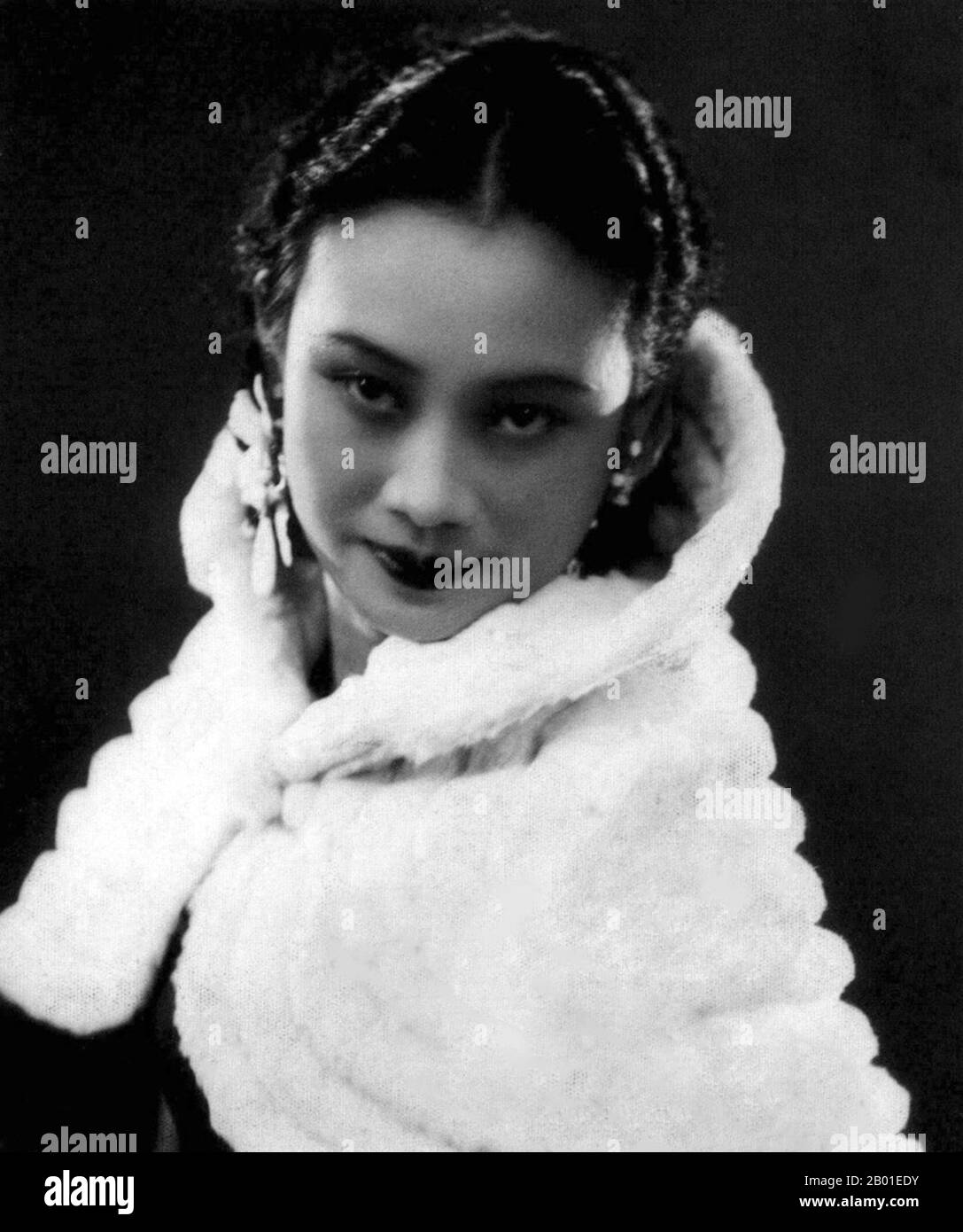 Cina: L'attrice di Shanghai Hu Die (1907 - 23 aprile 1989), conosciuta anche come 'Butterfly Wu', 1940s. HU Die, nato Hu Ruihua, ha avuto una carriera come attrice cinematografica dalla fine degli anni '1920s agli anni '1960s. Ha avuto il suo periodo più brillante negli anni '1930s e '1940s. All'inizio degli anni '1930s, ha giocato il ruolo principale nel primo film sonoro cinese, The Singsong Girl, in cui ritrae una donna gentile ma un po' ignorante che sopporta il maltrattamento e l'oppressione di suo marito senza la minima resistenza. Foto Stock