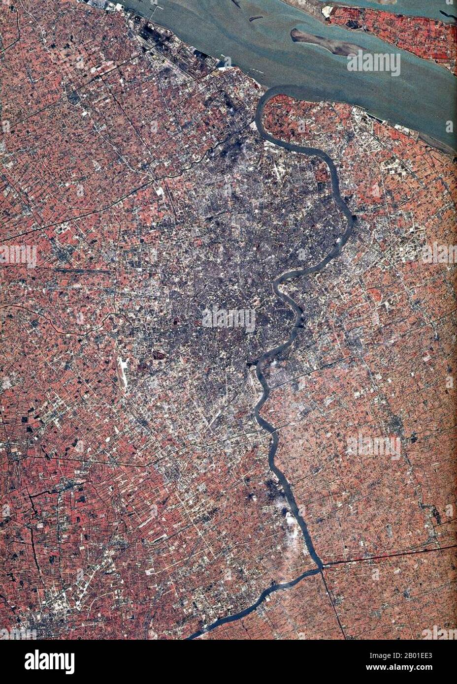 Cina: Shanghai megalopoli fotografato da bassa orbita, NASA, c. 2010. Shanghai (cinese: 上海) è la città più grande per popolazione della Cina e la più grande città vera e propria del mondo. È uno dei quattro comuni a livello provinciale della Repubblica popolare cinese, con una popolazione di oltre 23 milioni di abitanti al 2010. Grazie al suo rapido sviluppo negli ultimi due decenni, è diventata nuovamente una città globale, esercitando influenza sul commercio, la finanza, i media, la moda, la tecnologia e la cultura. Oggi Shanghai è un importante centro finanziario e il porto container più trafficato del mondo. Foto Stock