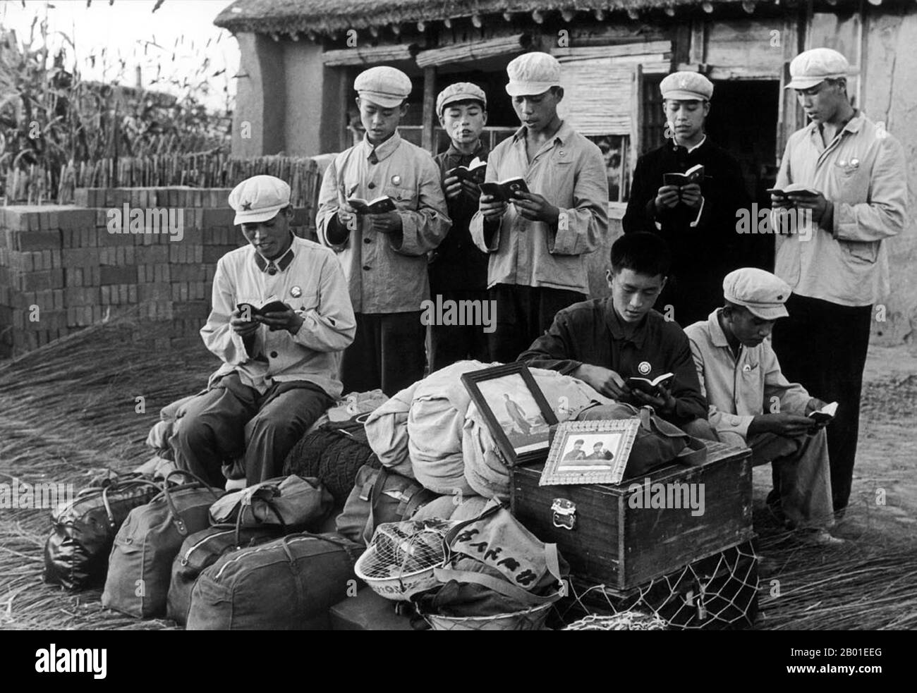 Cina: Leggere il "piccolo libro rosso" di Mao Zedong in attesa di un trasporto, una scena dalla Rivoluzione Culturale (1966-1976), 1968. La Grande Rivoluzione Culturale proletaria, comunemente nota come Rivoluzione Culturale (in cinese: 文化大革命), fu un movimento socio-politico che ebbe luogo nella Repubblica popolare Cinese dal 1966 al 1976. Messo in moto da Mao Zedong, allora presidente del Partito comunista cinese, il suo obiettivo dichiarato era di far rispettare il socialismo nel paese rimuovendo gli elementi capitalisti, tradizionali e culturali dalla società cinese, e imponendo l'ortodossia maoista all'interno del Partito. Foto Stock