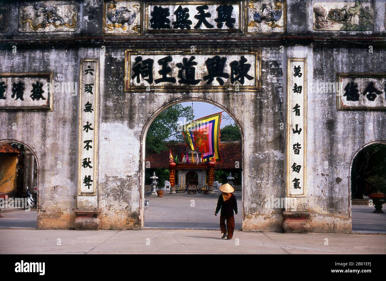 Vietnam: Ingresso al tempio di Kiep Bac, a est di Hanoi. Den Kiep Bac è dedicato a Tran Hung Dao (1228-1300), il generale le cui forze hanno sconfitto due invasioni Mongol principali nel 13th ° secolo. Nel 1284 l'imperatore Yuan Kublai Khan chiese alle sue forze di attraversare il territorio vietnamita per attaccare il regno di Champa a sud. Quando il re Tran Nhan Tong rifiutò, 500.000 truppe Mongol guidate dal principe Toghan attaccarono e sequestrarono la capitale, Thang Long. La resistenza è stata guidata dal generale Tran Hung Dao, che ha emesso il suo famoso hich Tuong si o “proclama agli ufficiali”. Foto Stock